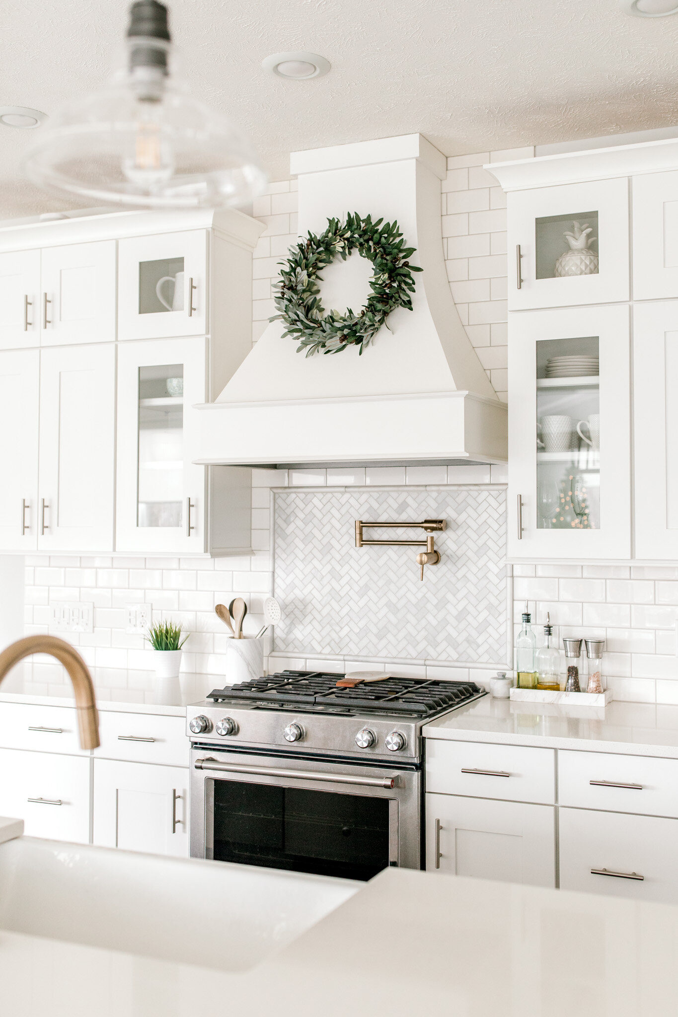Modern White Kitchen 