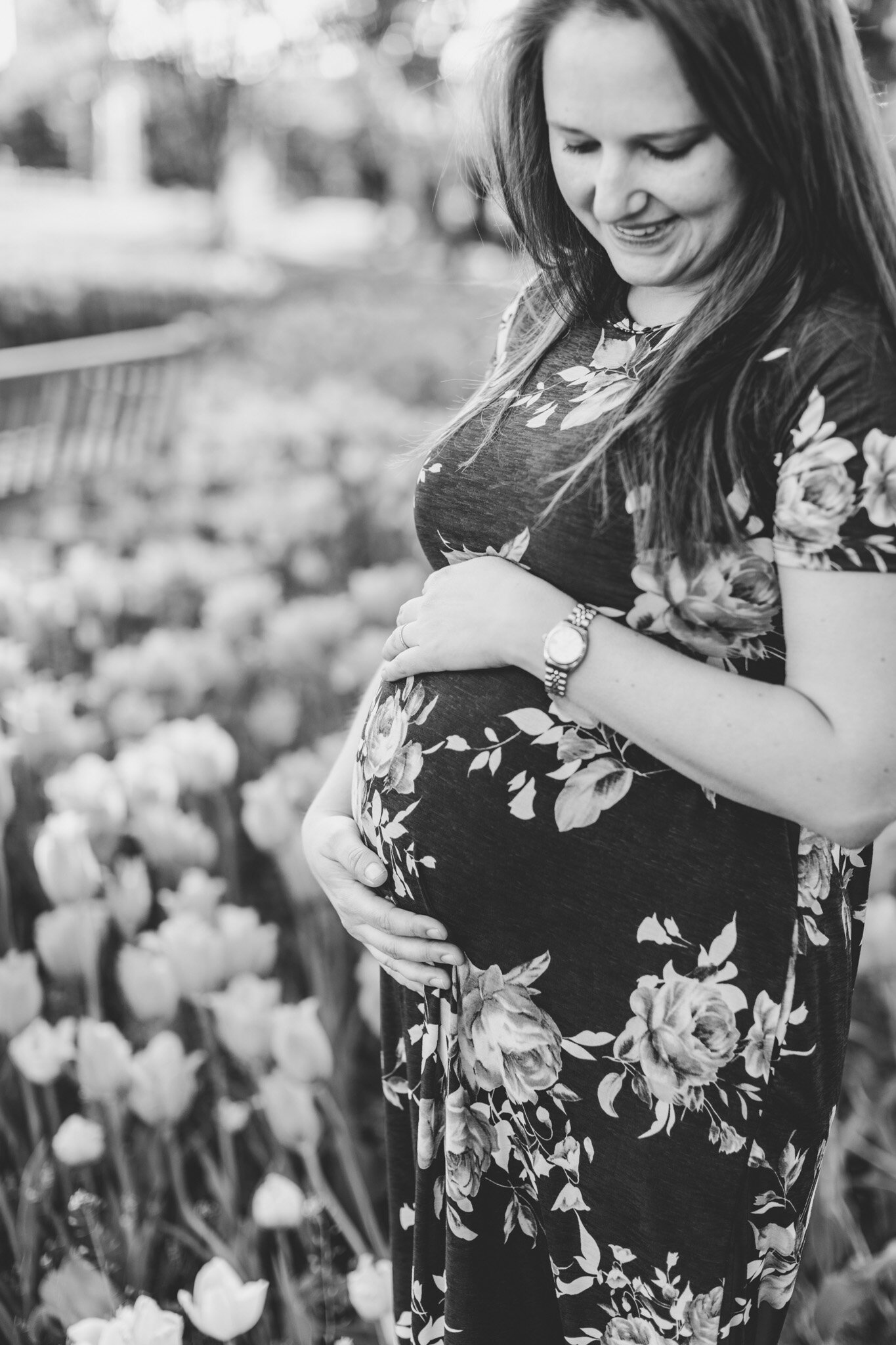 Spring maternity session at Tulip Time in Holland Michigan | Light &amp; Airy Michigan Family Photographer