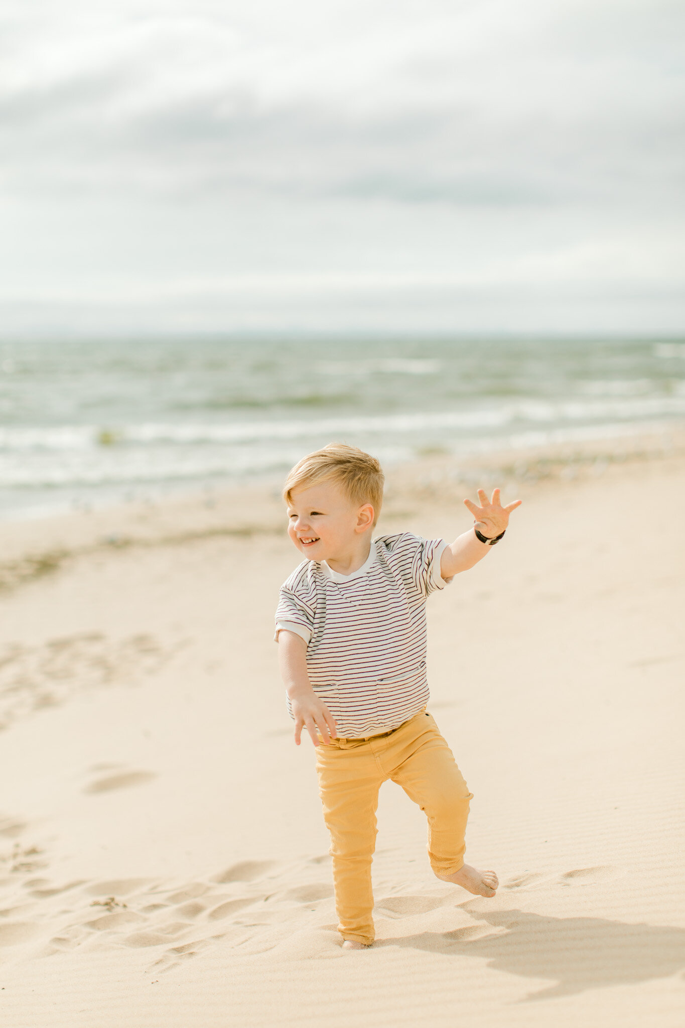 Beach Family Session in Grand Haven | Light &amp; Airy Lake Michigan Session | Laurenda Marie Photography