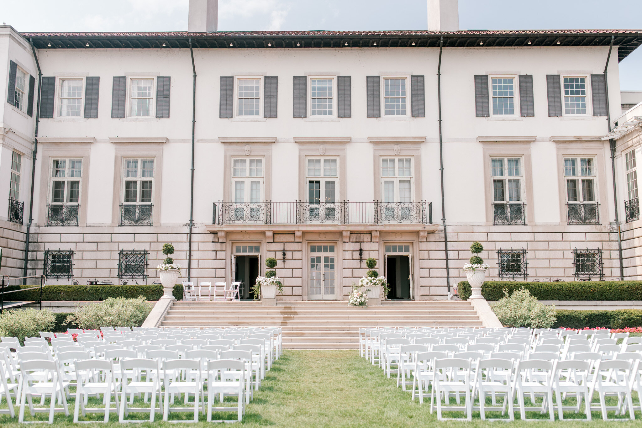 Grand wedding at The War Memorial | Grand Rapids Wedding Photographer | West Michigan Wedding Photography | Fine Art Light &amp; Airy