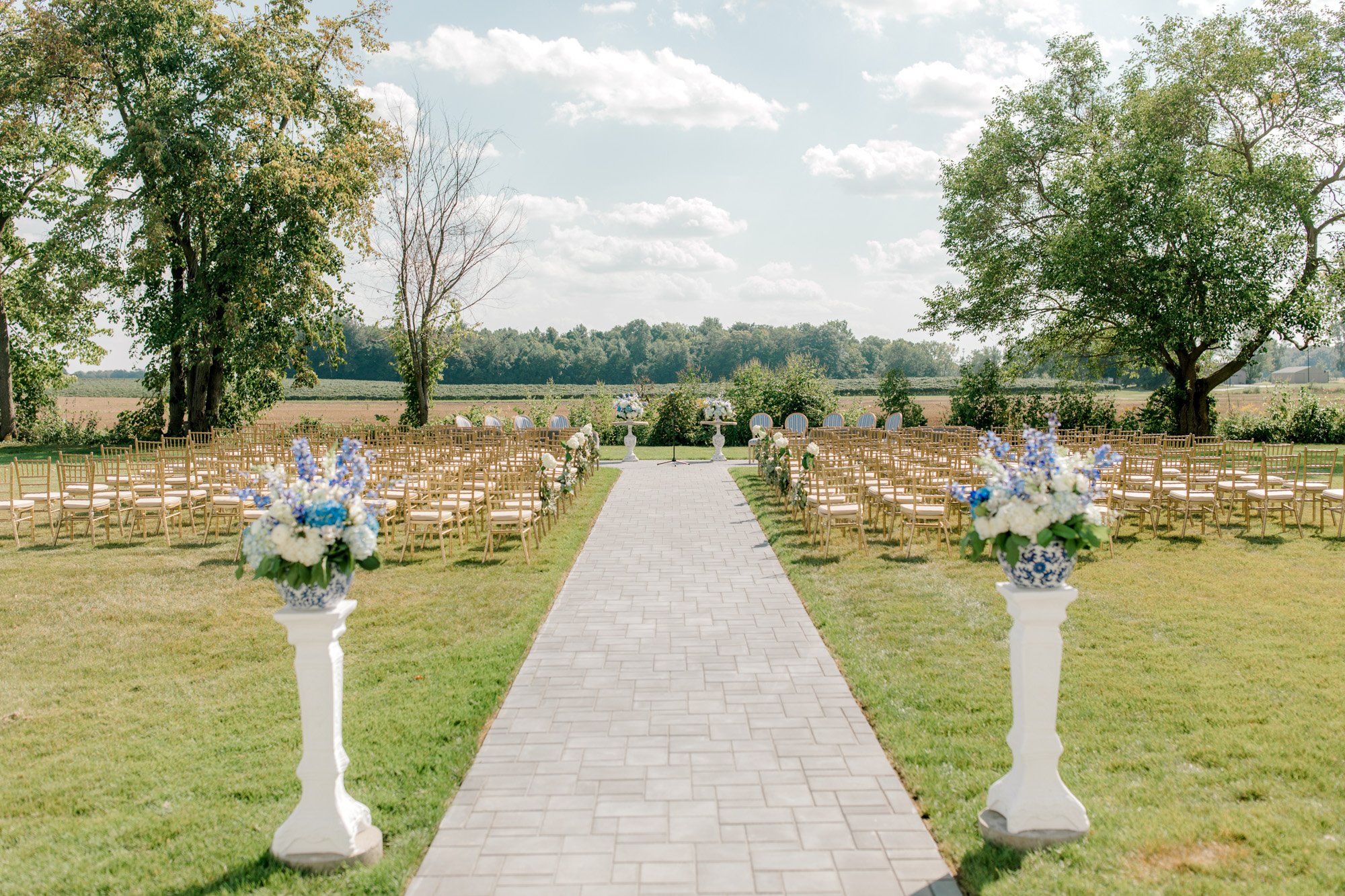 Blue and White Floral Modern Fine Art Wedding at Etre Farms in Michigan | Laurenda Marie Photography