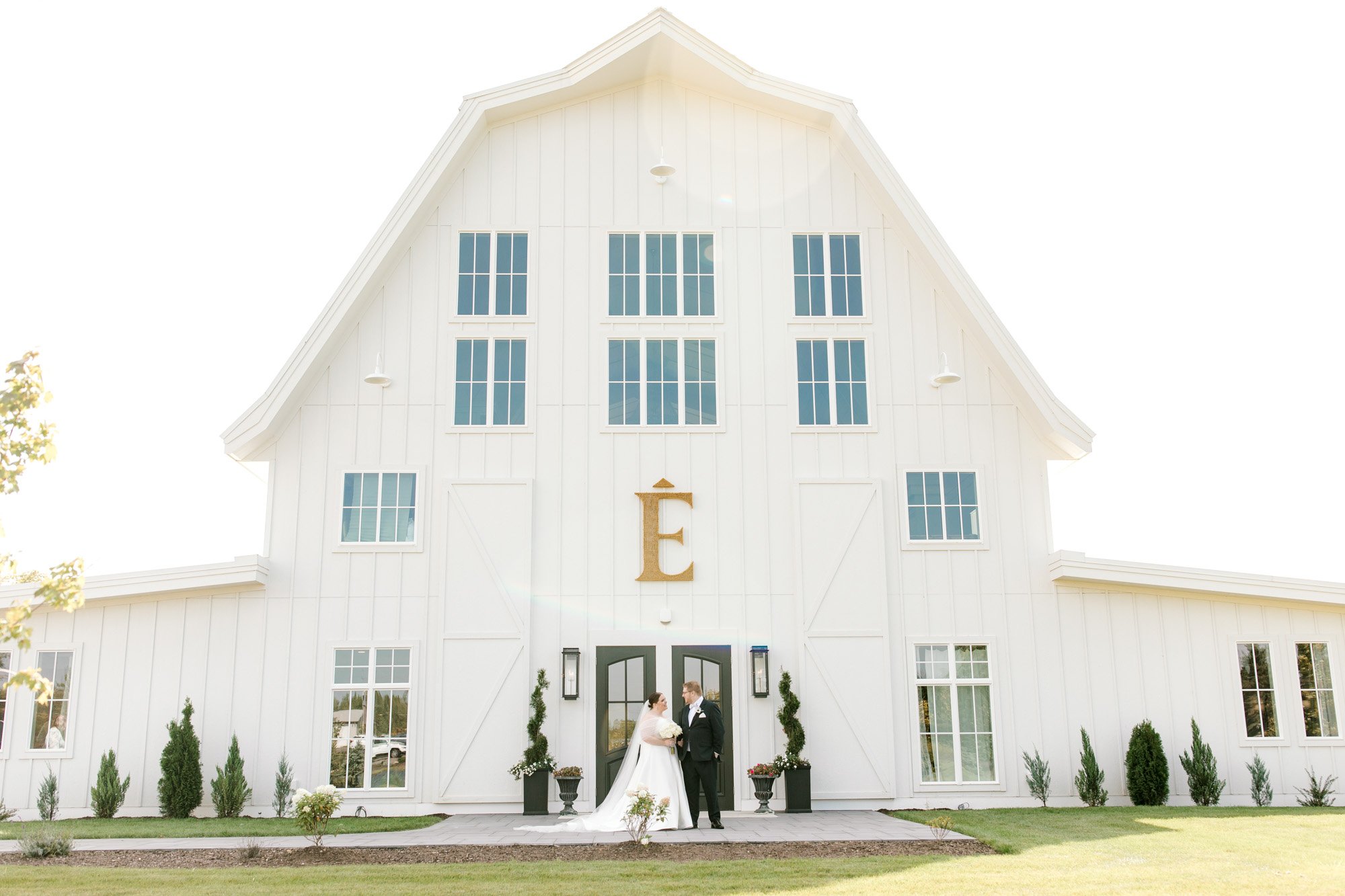 Blue and White Floral Modern Fine Art Wedding at Etre Farms in Michigan | Laurenda Marie Photography