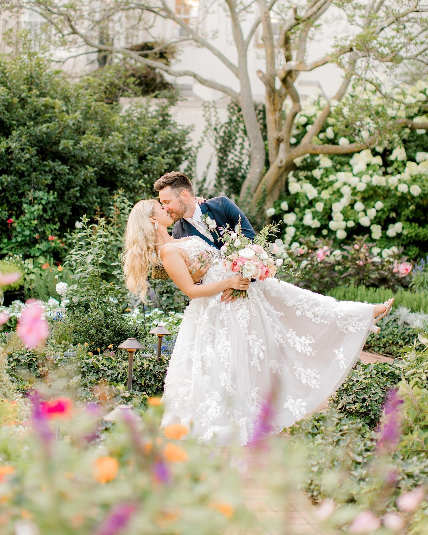 This fairytale photo from The War Memorial is up there with my all time favorites. 🦋 🌸 

#Laurendamariephotography #risingtide #grandrapidsweddingphotographer #westmichiganweddingphotographer #theprettyblog #stylemepretty  #laurendamariebrides #nat