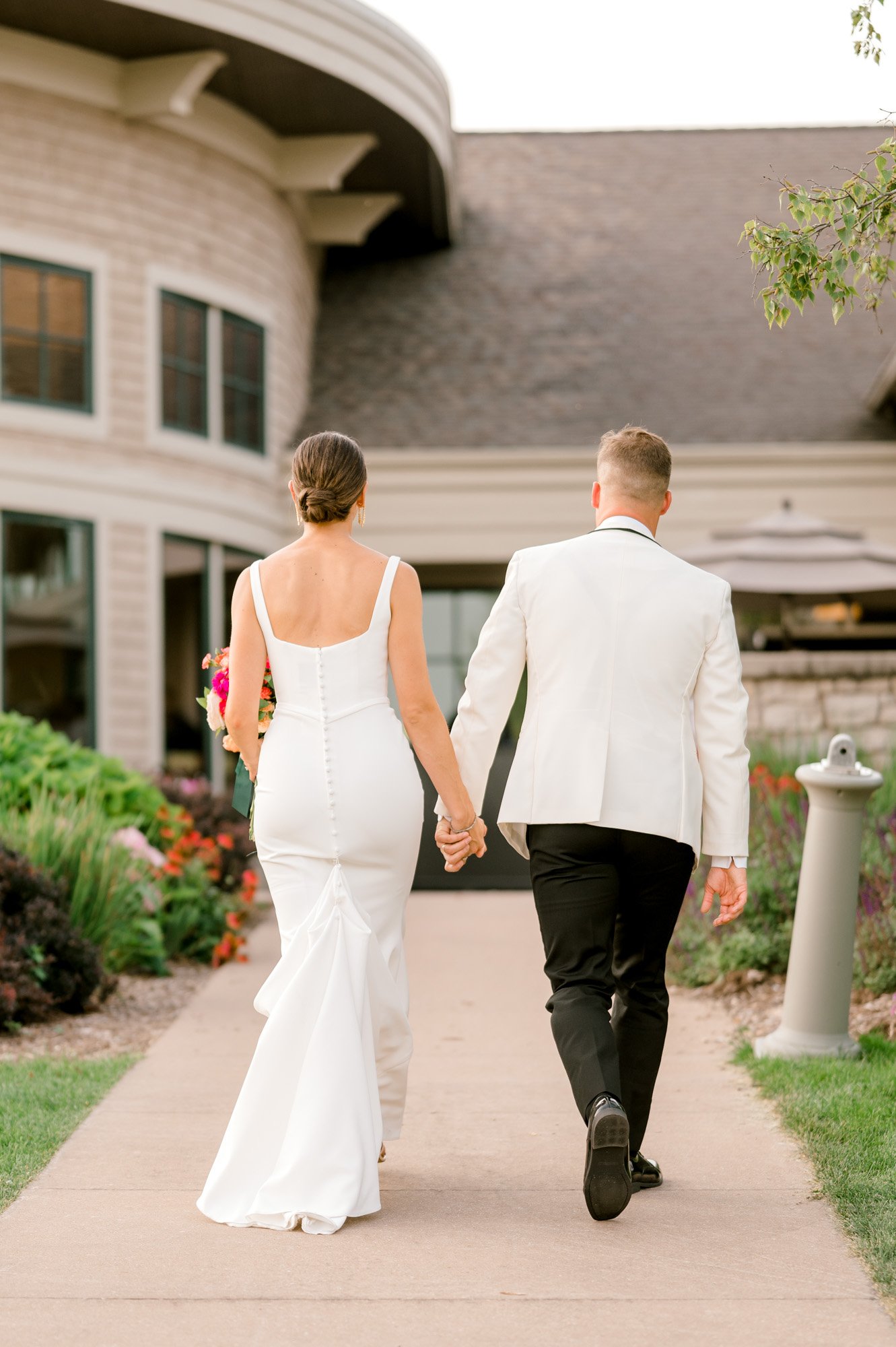 Colorful Modern Summer Wedding at Watermark Country Club | Grand Rapids Michigan | Laurenda Marie Photography