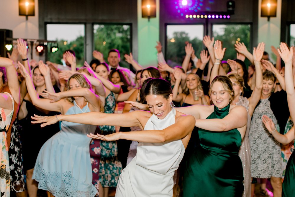 Colorful Modern Summer Wedding at Watermark Country Club | Grand Rapids Michigan | Laurenda Marie Photography