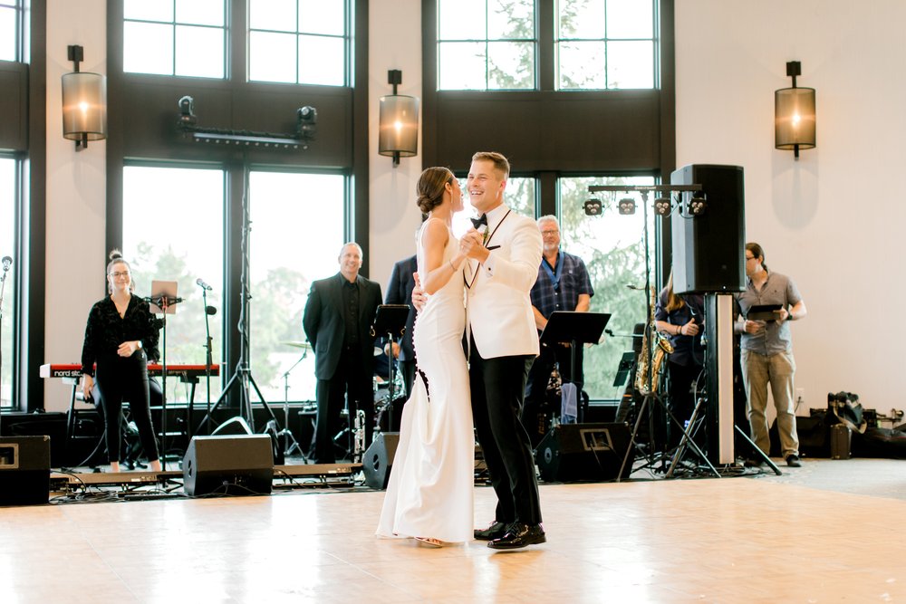 Colorful Modern Summer Wedding at Watermark Country Club | Grand Rapids Michigan | Laurenda Marie Photography