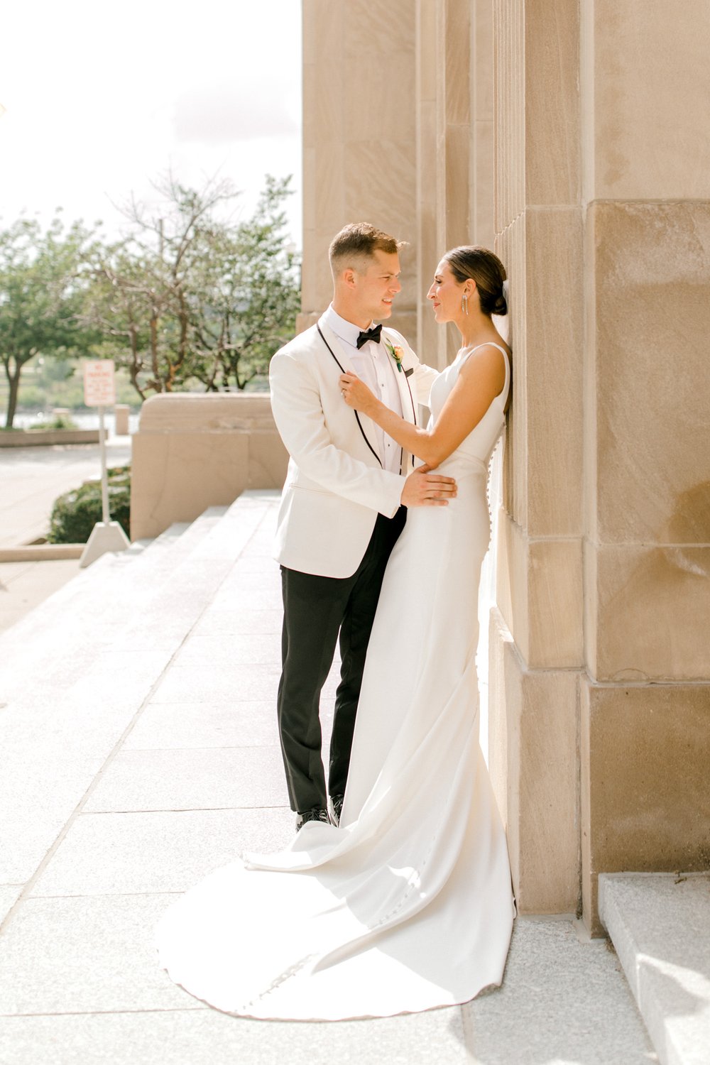 Colorful Modern Summer Wedding at Watermark Country Club | Grand Rapids Michigan | Laurenda Marie Photography