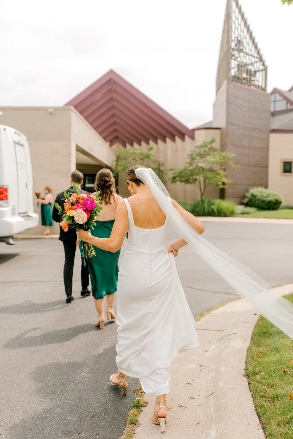 Colorful Modern Summer Wedding at Watermark Country Club | Grand Rapids Michigan | Laurenda Marie Photography