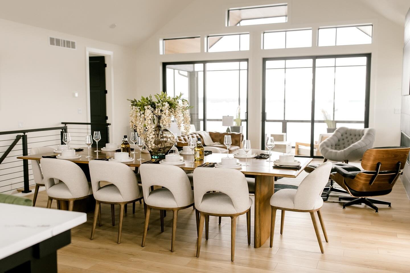 The Cottage Point home in Tannery Bay is something special! Honored to have the opportunity to capture it before it hits the market! Nice work, @eastbrookhomes! 👏🏼 

#moderntransitional #craftsmanhome #bennettsbuildahome #newconstruction #modernhom
