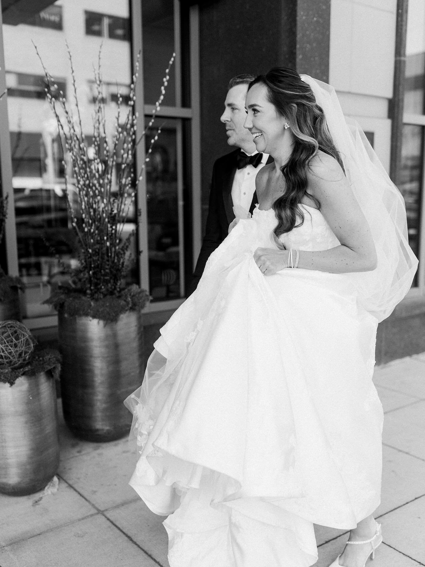 In-between moments 🤌🏼

#Laurendamariephotography #risingtide #grandrapidsweddingphotographer #westmichiganweddingphotographer #theprettyblog #stylemepretty  #laurendamariebrides #naturallightphotographer #lightandairy #naturallightphotography #mich