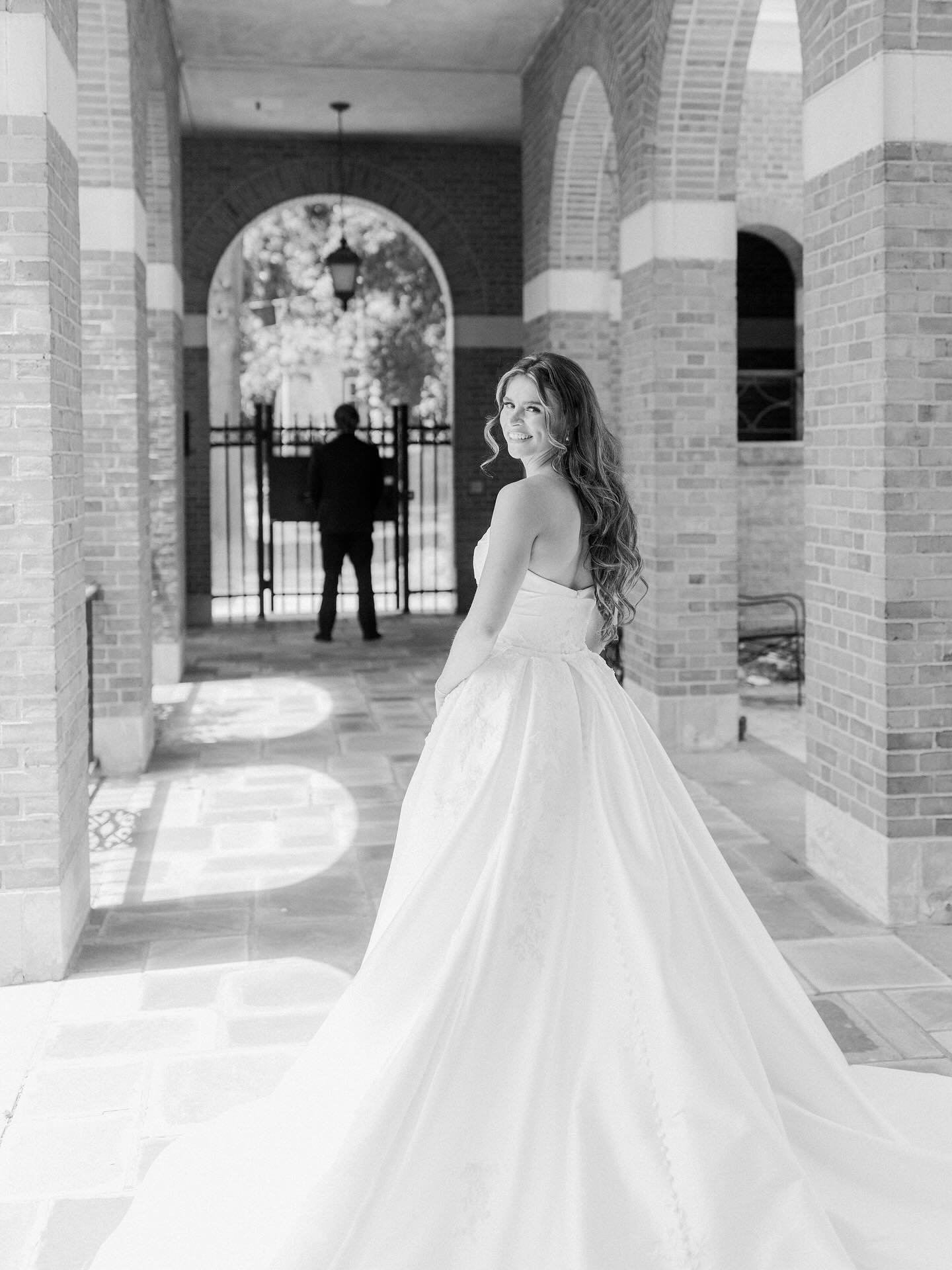 First look ✨

@truesociety_grandrapids 
@reginathebabina 
@maddie_stoll10 
@stellalunaevents 

#Laurendamariephotography #risingtide #grandrapidsweddingphotographer #westmichiganweddingphotographer #theprettyblog #stylemepretty  #laurendamariebrides 