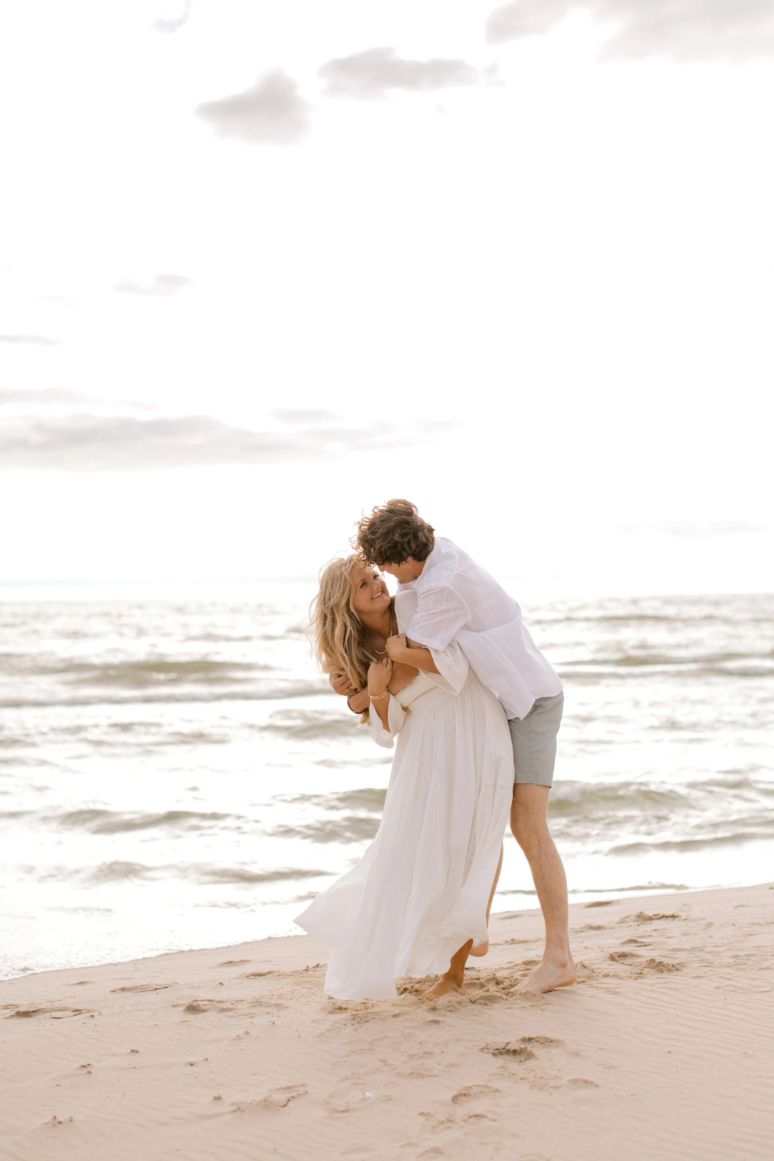 Lake Michigan Engagement Session | Michigan Weddings | Laurenda Marie Photography