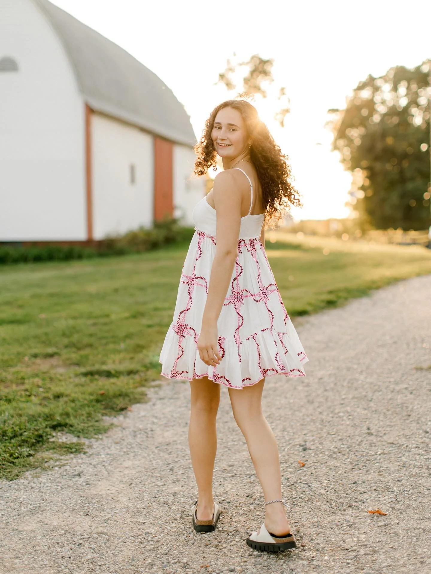 Molly | Class of 2026! 👩&zwj;🎓 

@mollyssimmons 

#seniorpictures #seniorsunday #seniorgirl #seniorgirls #grandrapidsseniorphotographer #westmichiganphotographer #westmichiganseniorphotographer #westmichiganseniorphotography #seniorposes #seniorpor