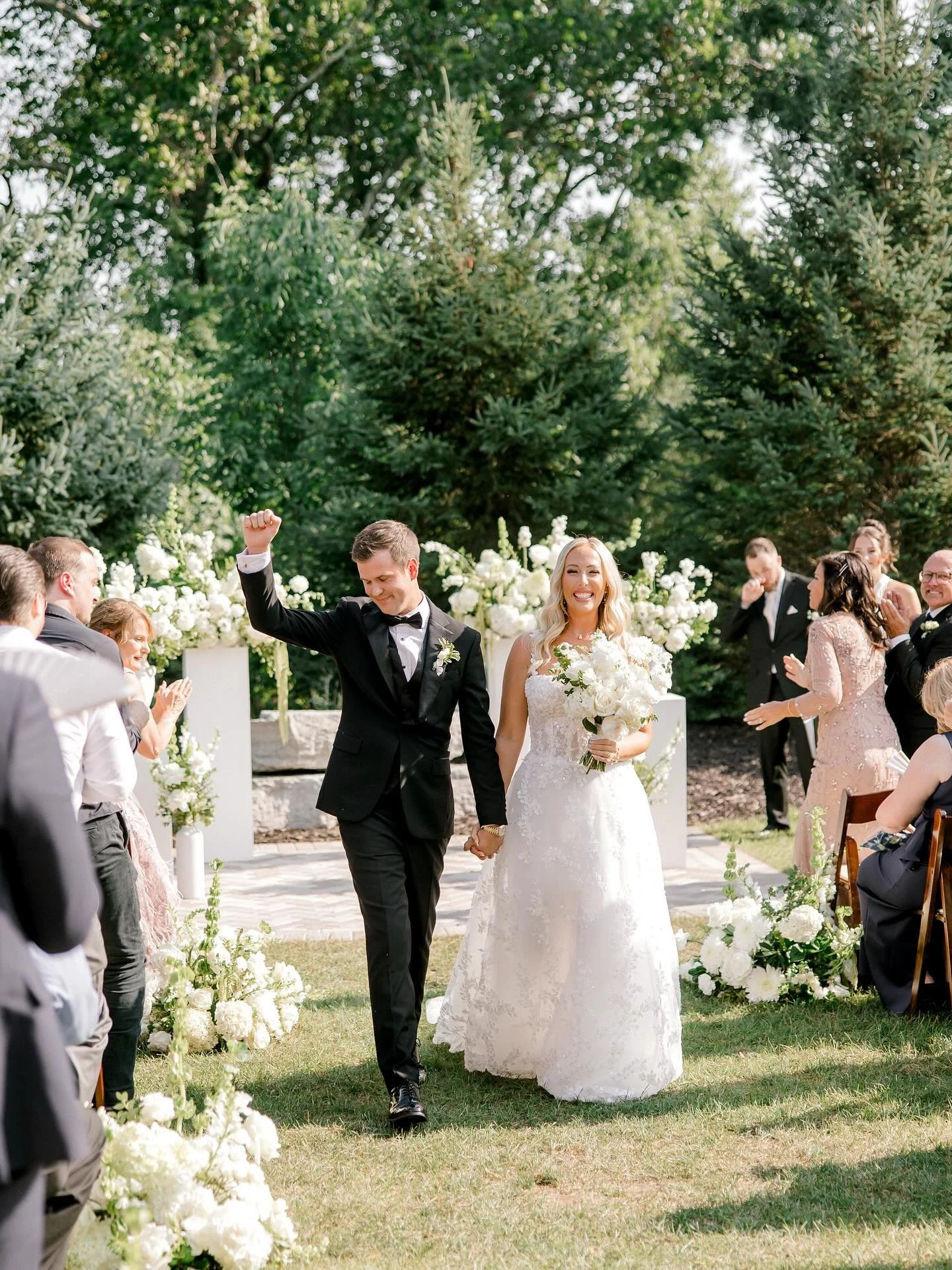 Those JUST married feels. 🥰

#Laurendamariephotography #risingtide #grandrapidsweddingphotographer #westmichiganweddingphotographer #theprettyblog #stylemepretty  #laurendamariebrides #naturallightphotographer #lightandairy #naturallightphotography 