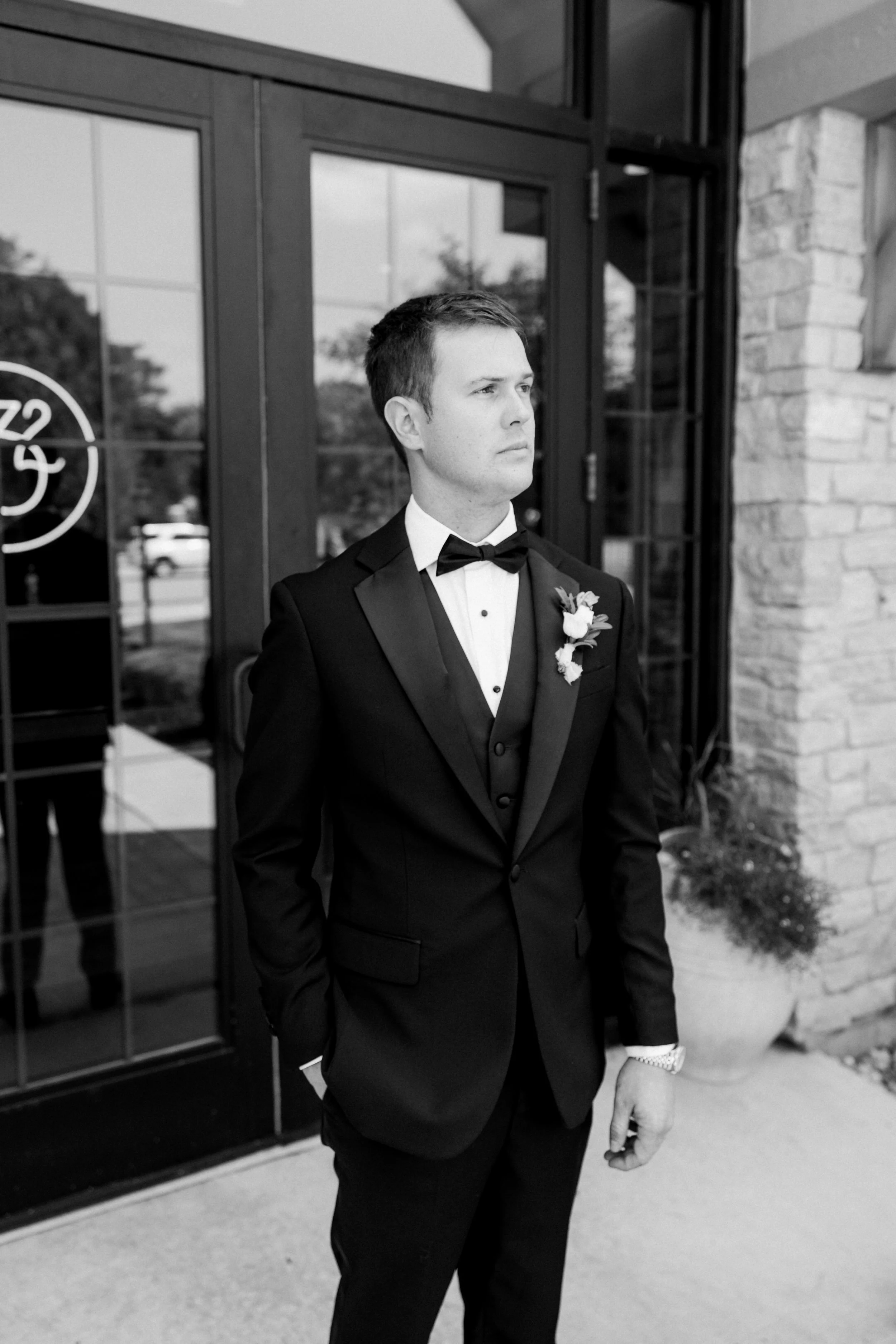 Timeless, Romantic Wedding at Venue3Two | Laurenda Marie Photography | Michigan Wedding Photographer