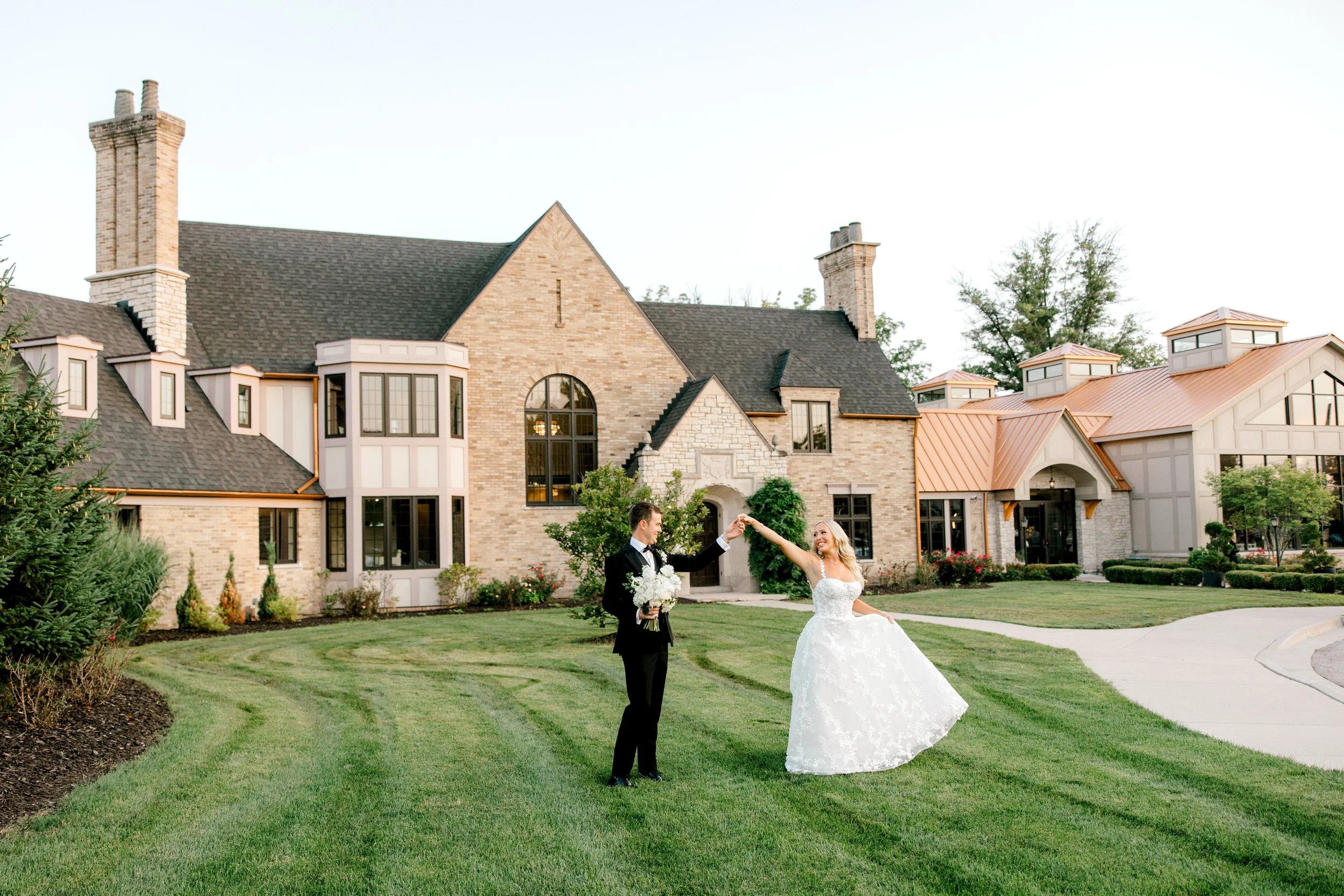Timeless, Romantic Wedding at Venue3Two | Laurenda Marie Photography | Michigan Wedding Photographer