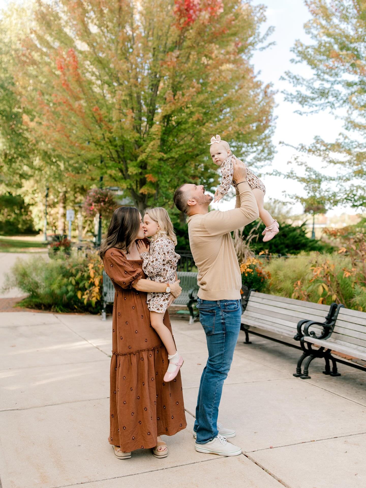 Neighbors 🥰 

@a_galganski9 
@the__michigander 

#Laurendamariephotography #theprettyblog #ig_kids #instakids #thefountcollective #candidchildhood #childhoodunplugged #momtographer #clickinmoms #dearphotographer #followthislight #mastinlabs #lightan