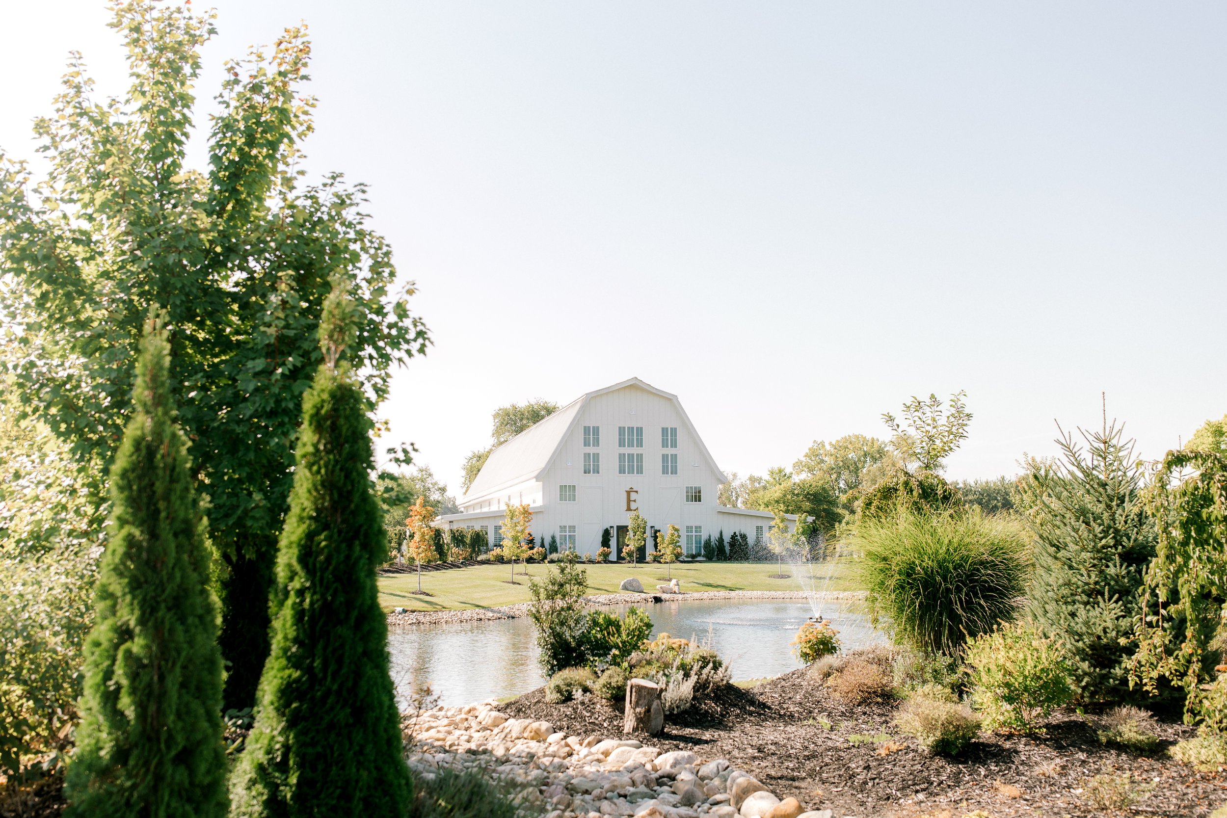 Modern Wedding at Etre Farms in St. Joseph Michigan | Laurenda Marie Photography | West Michigan + Chicago Wedding Photography