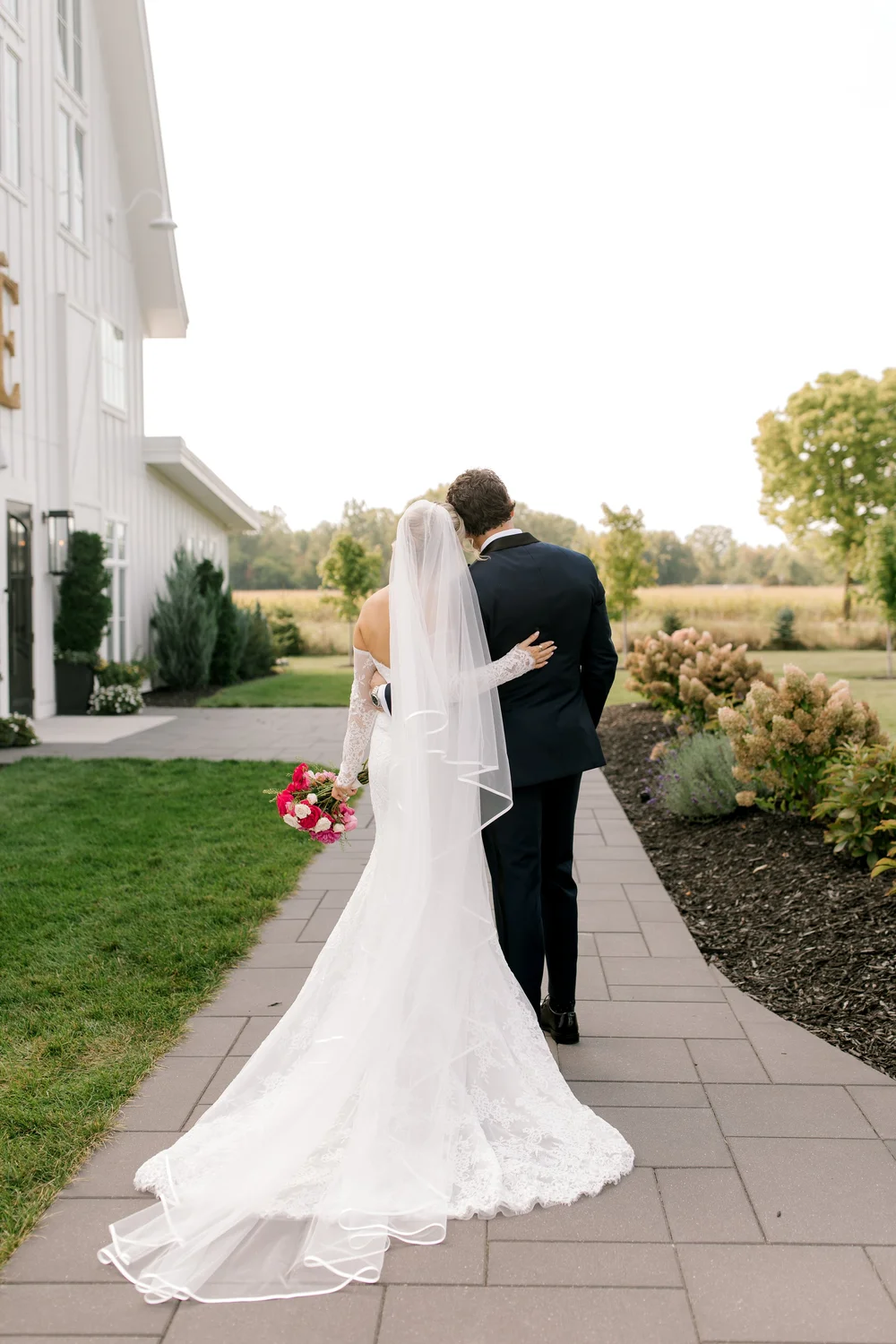 Modern Wedding at Etre Farms in St. Joseph Michigan | Laurenda Marie Photography | West Michigan + Chicago Wedding Photography