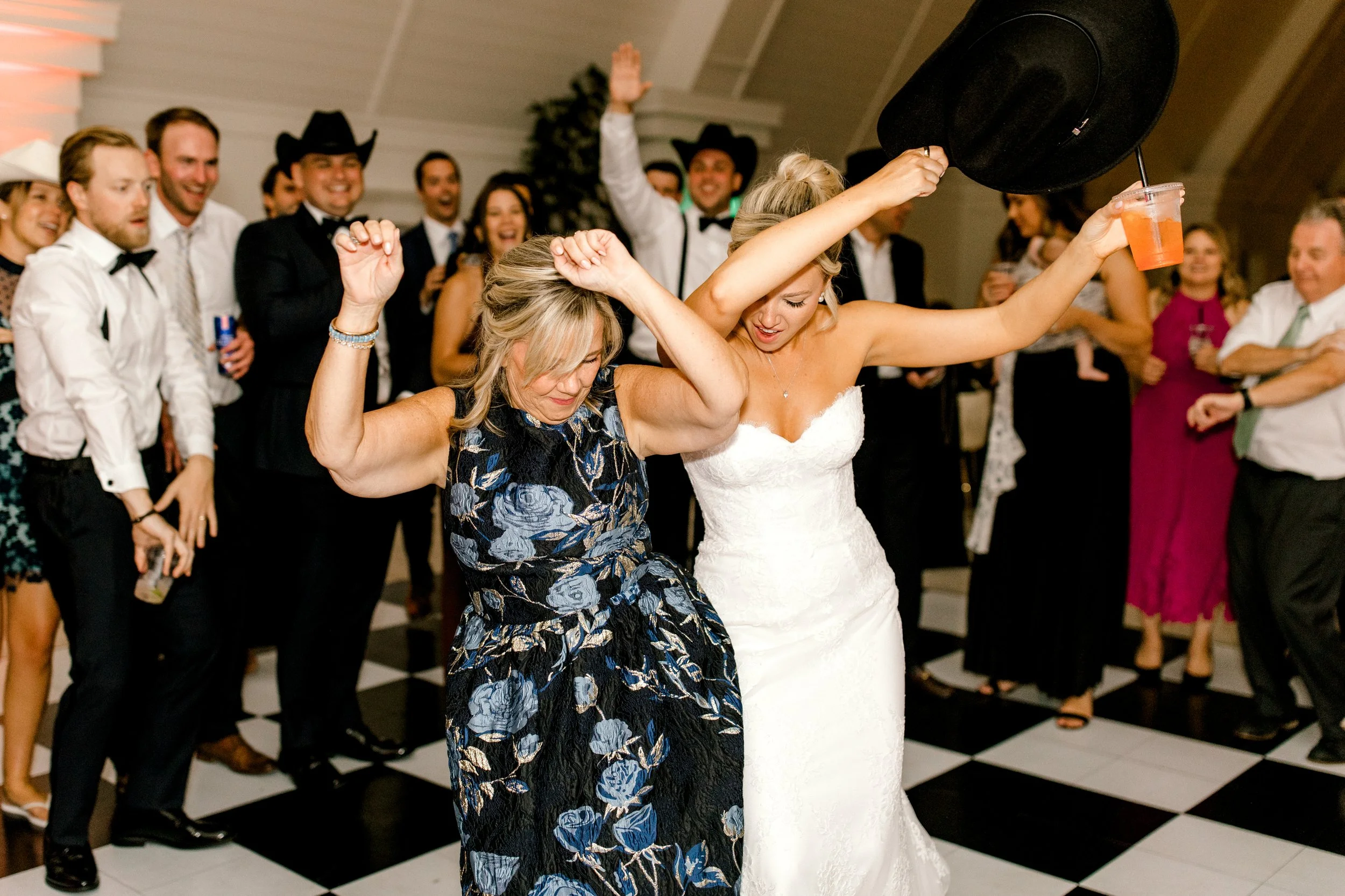 Modern Wedding at Etre Farms in St. Joseph Michigan | Laurenda Marie Photography | West Michigan + Chicago Wedding Photography