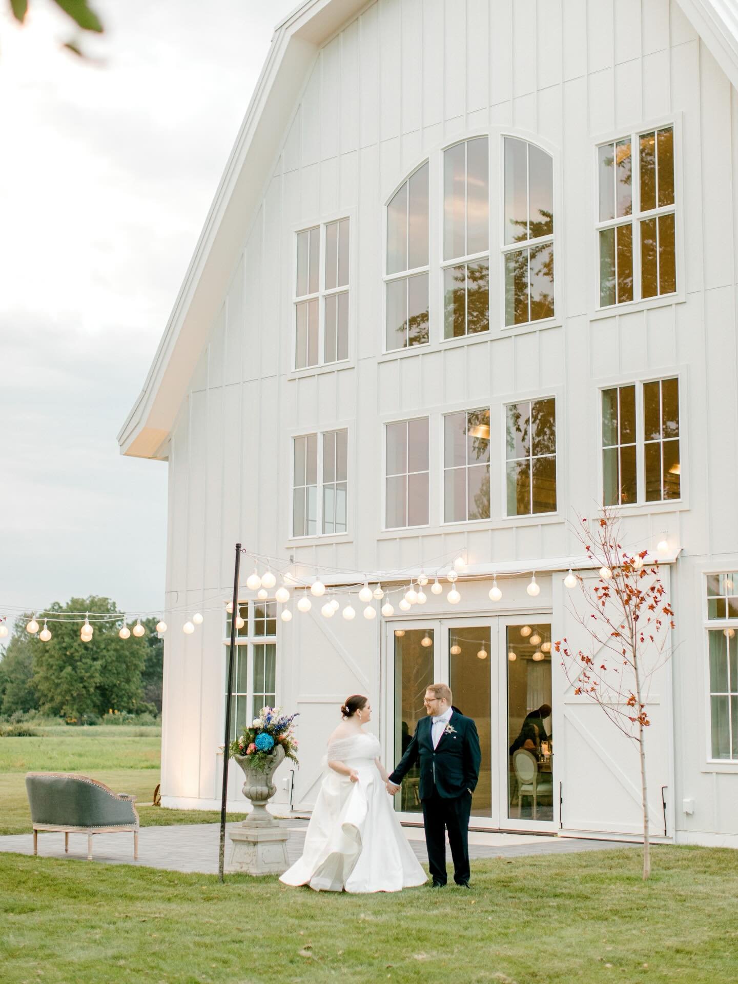 ✨ Reminiscing ✨ 

A beautiful day at @etrefarms 

#westmichiganweddingphotographer #etrefarmswedding #chicagoweddingphotographer #timelessweddingphotos #lightandairywedding