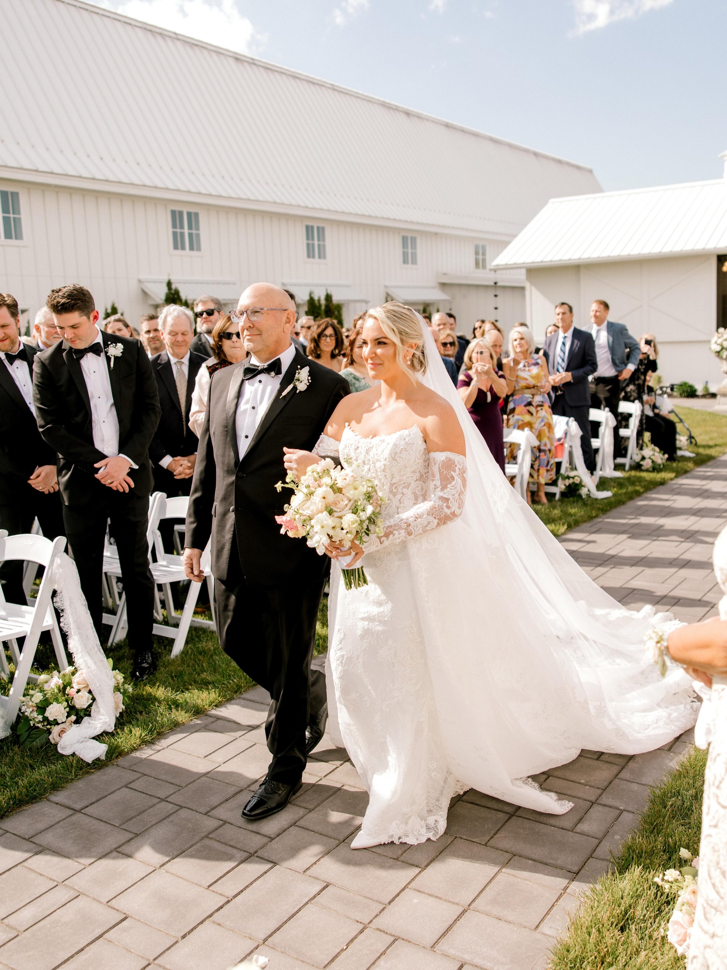 Lil sneaky peek of Mary and Doug&rsquo;s beautiful day at @etrefarms! 🤌🏼

#etrefarmswedding #modernwedding #timelesswedding #westmichiganweddingphotographer #chicagoweddingphotographer