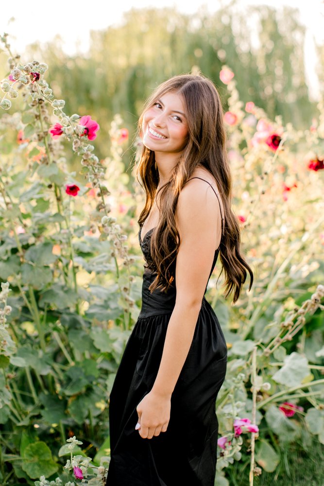 Senior girl portrait session | West Michigan Senior Photos | Wildflower field senior photos | Laurenda Marie Photography | Grand Rapids Photographer