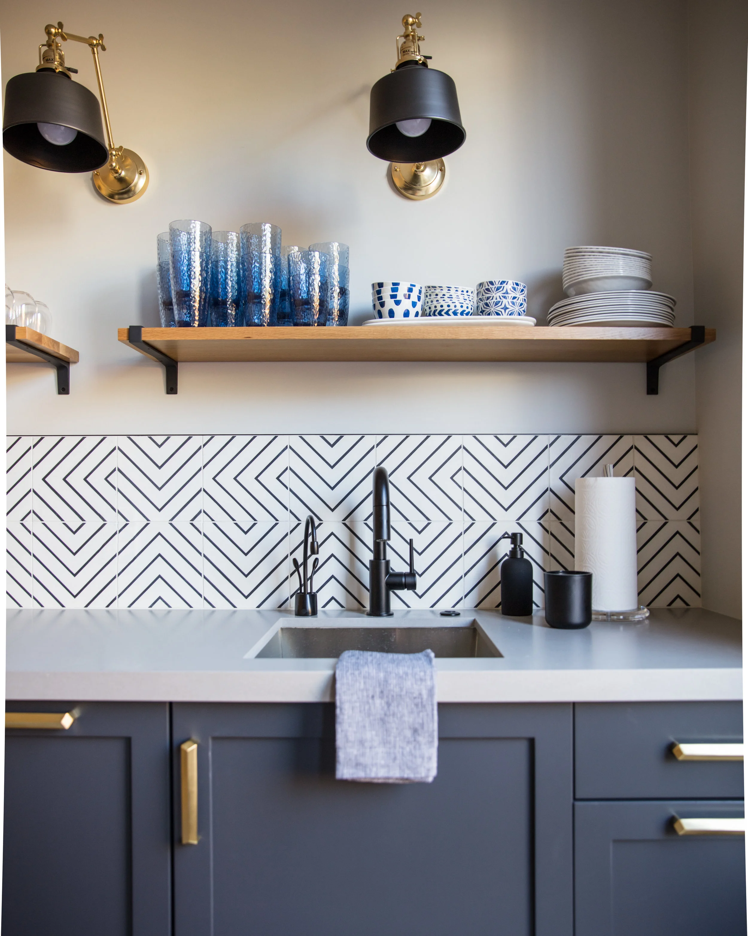 Wet Bar Design by JL Interior Design. Photography: Kuoy Photography