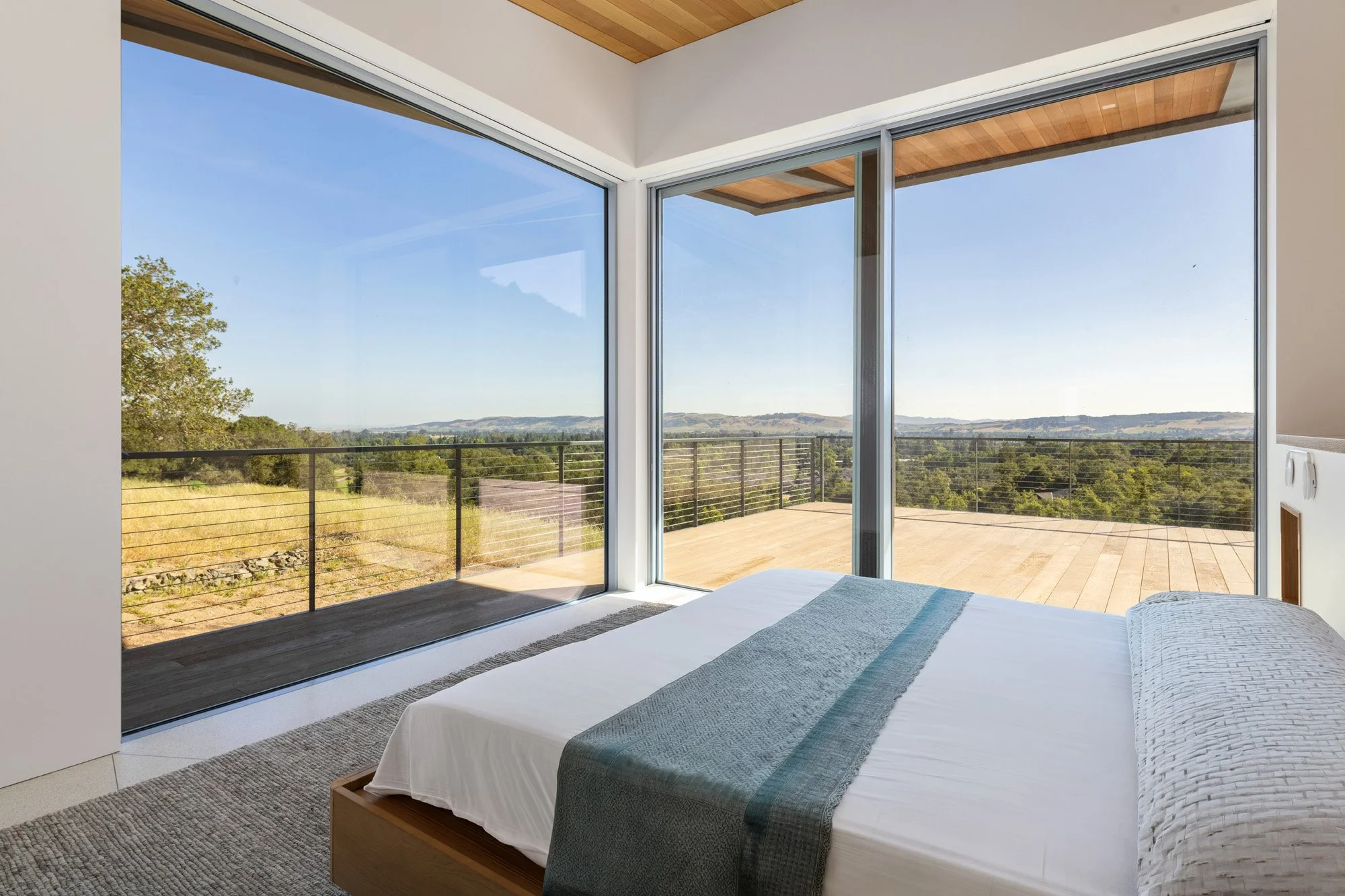 57_bedroom1_bed.jpg