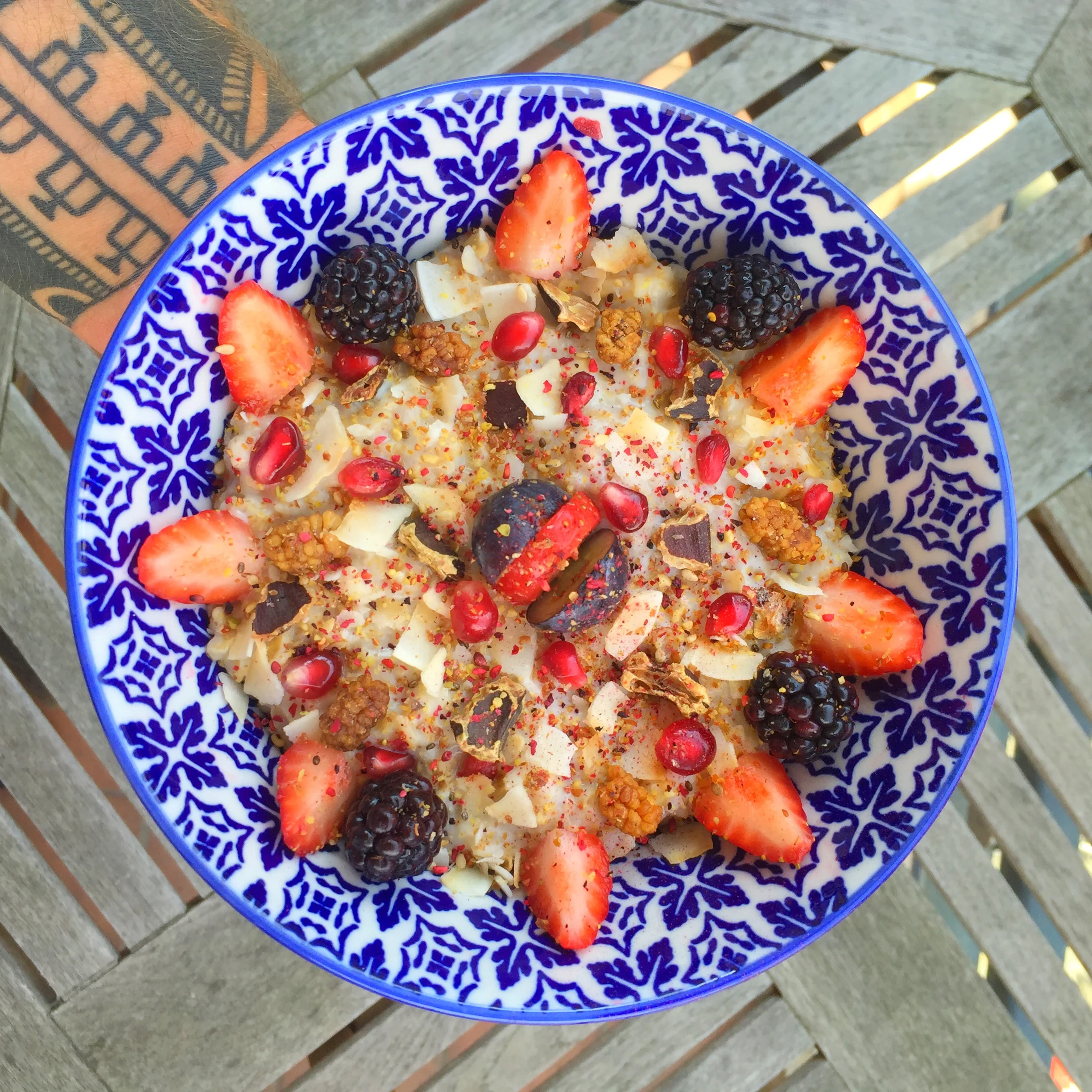 Fruity power protein porridge (oats/fruits/nuts/seeds/pea protein) #foodporn