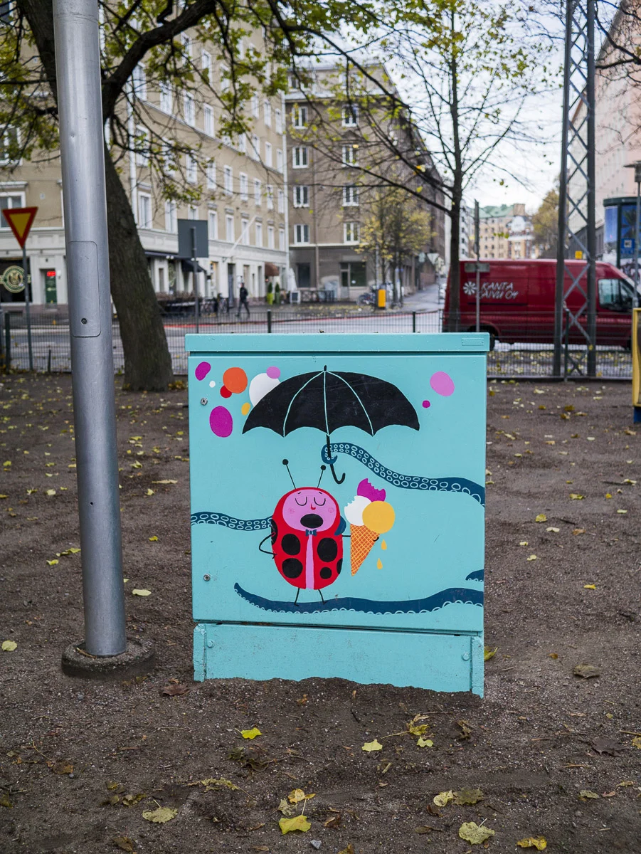 "Mustekala ja leppis", Brahen taidekenttä, Yhteistyössä Lisää katutaidetta Helsinkiin & Yhteismaa ry. Kallio, Helsinki, 2016. Kuva: Maikki Rantala