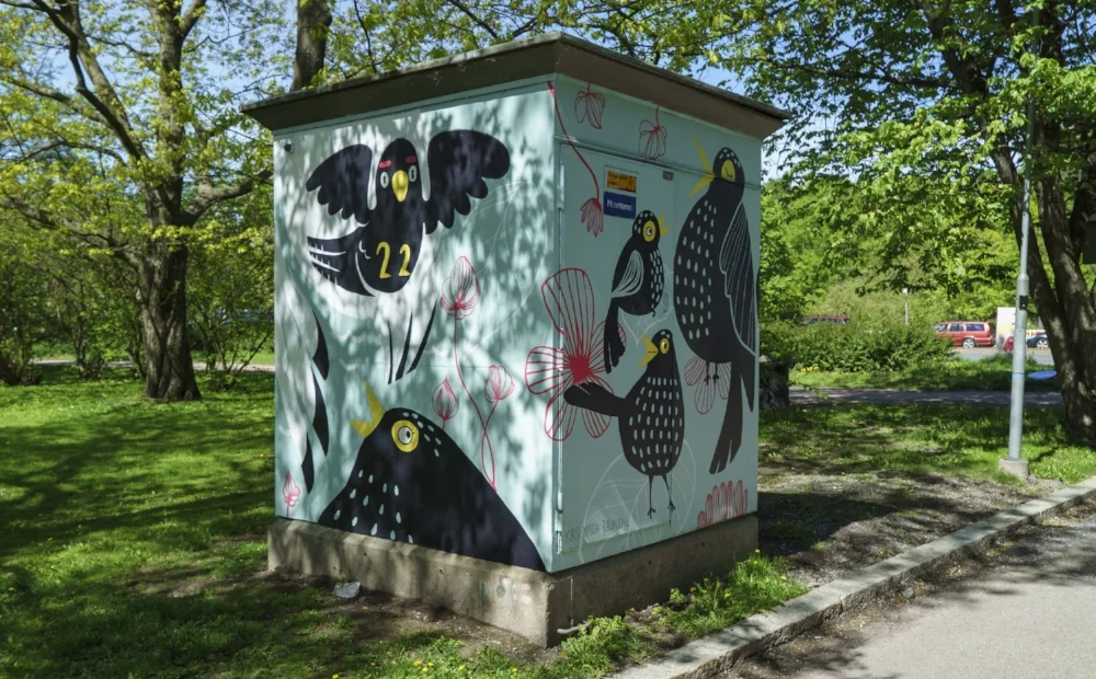 Linnunlaulu, Helsinki 2017 . Mustarastaat -teos yhteistyössä Helenin kanssa. Teos osana Lisää Katutaidetta Helsinkiin -projektia