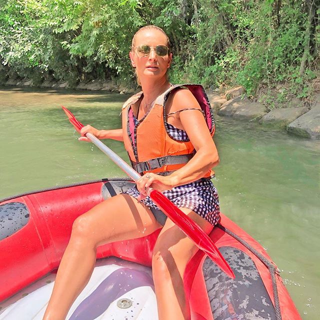 Summer vibes ☀️ kayaking in the Jorden river was an amazing experience for me this summer . For more fashion and style follow me on @thestyleandfitness .
.
.
#fitnessblogger #fitness #summervacation #summervibes #fashionblogger #styleblogger #workout
