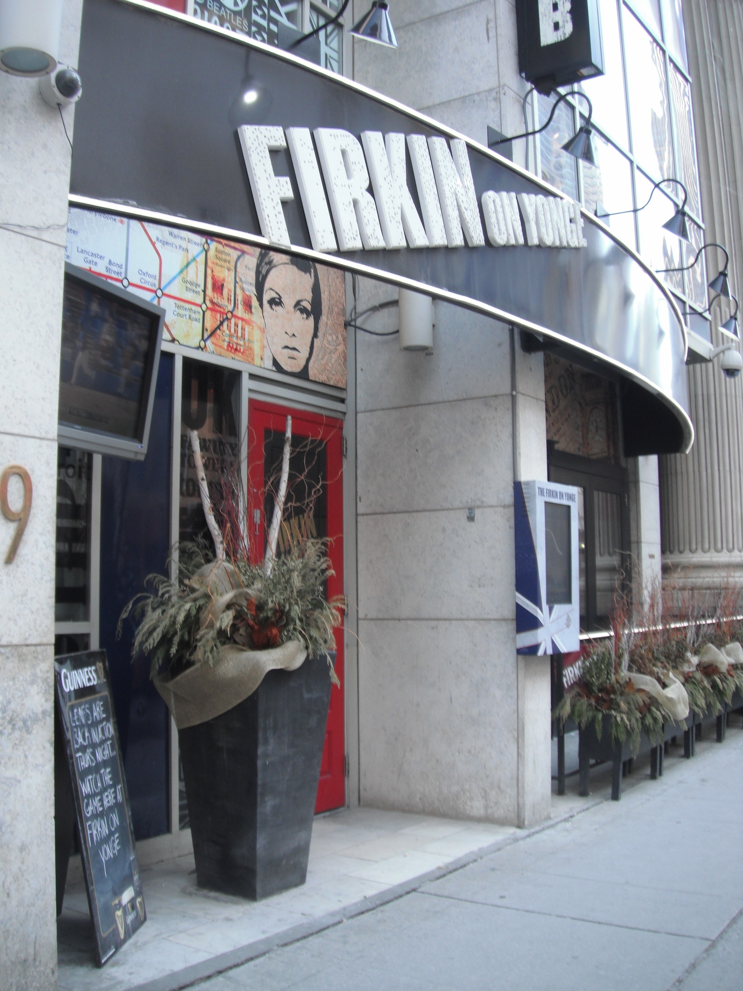 Picture of accessible entrance off of Yonge Street