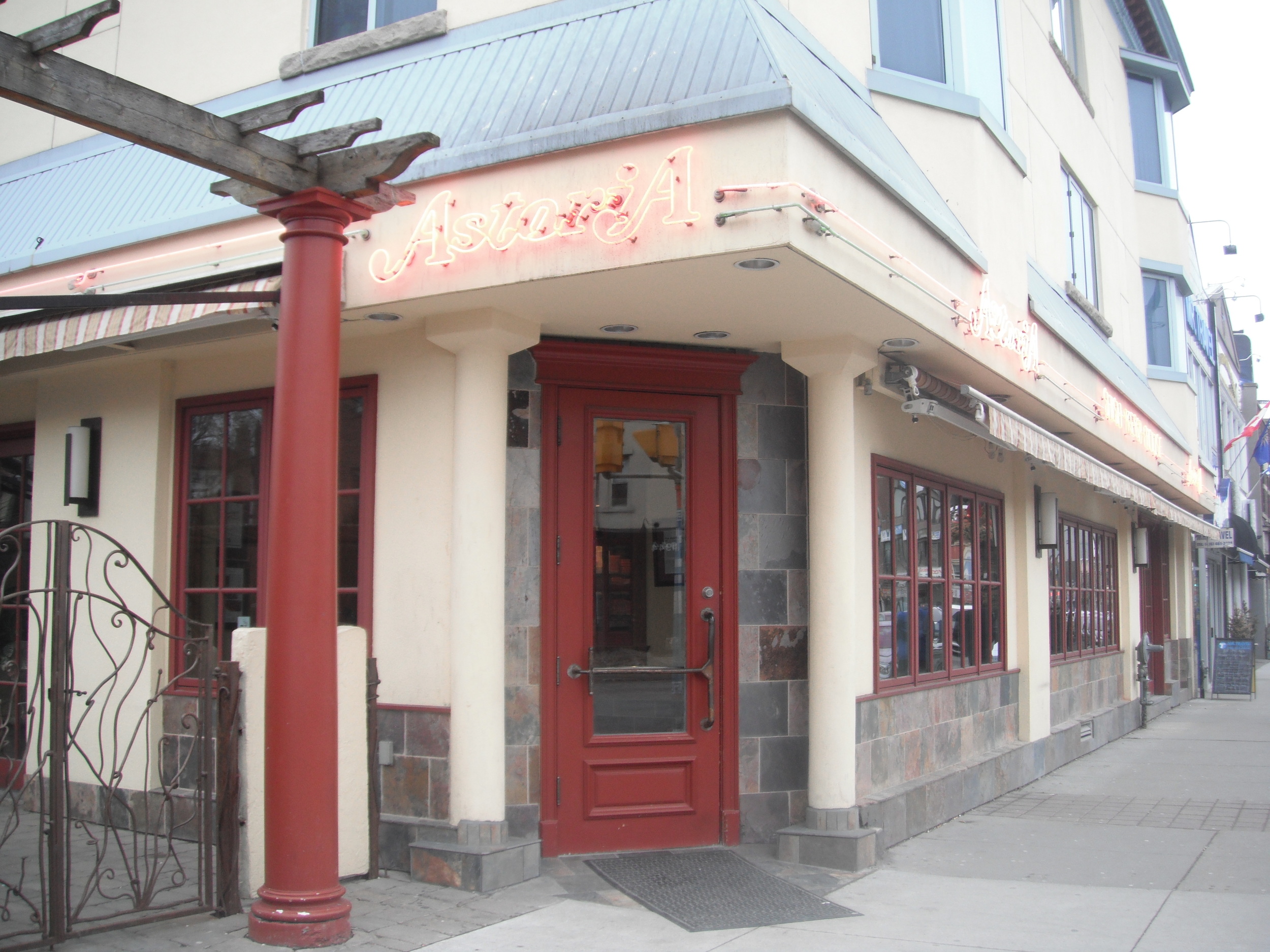 Picture of accessible restaurant entrance.