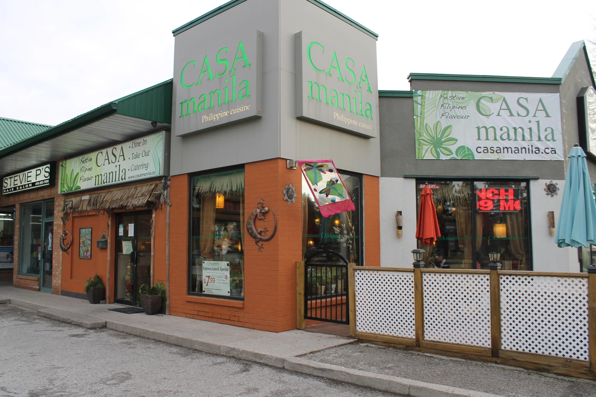 Picture of accessible restaurant entrance.