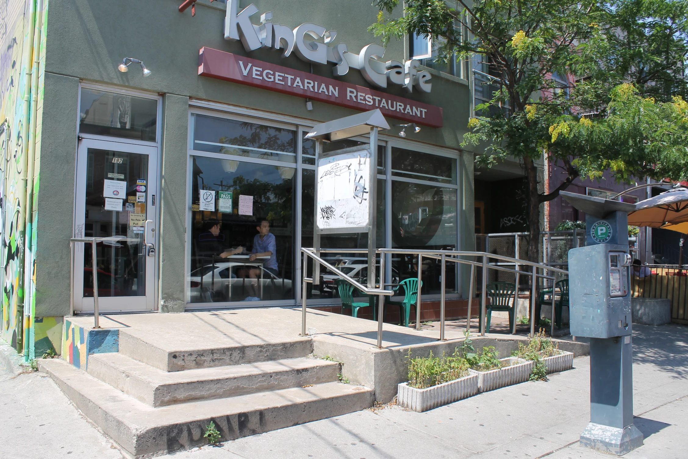 Picture of accessible entrance of King's Cafe
