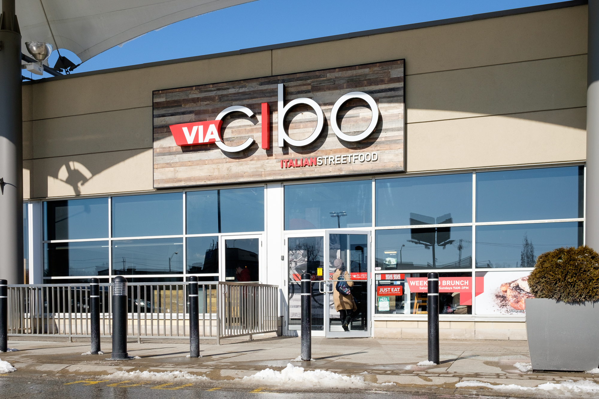 Picture of the accessible front entrance to Via Cibo