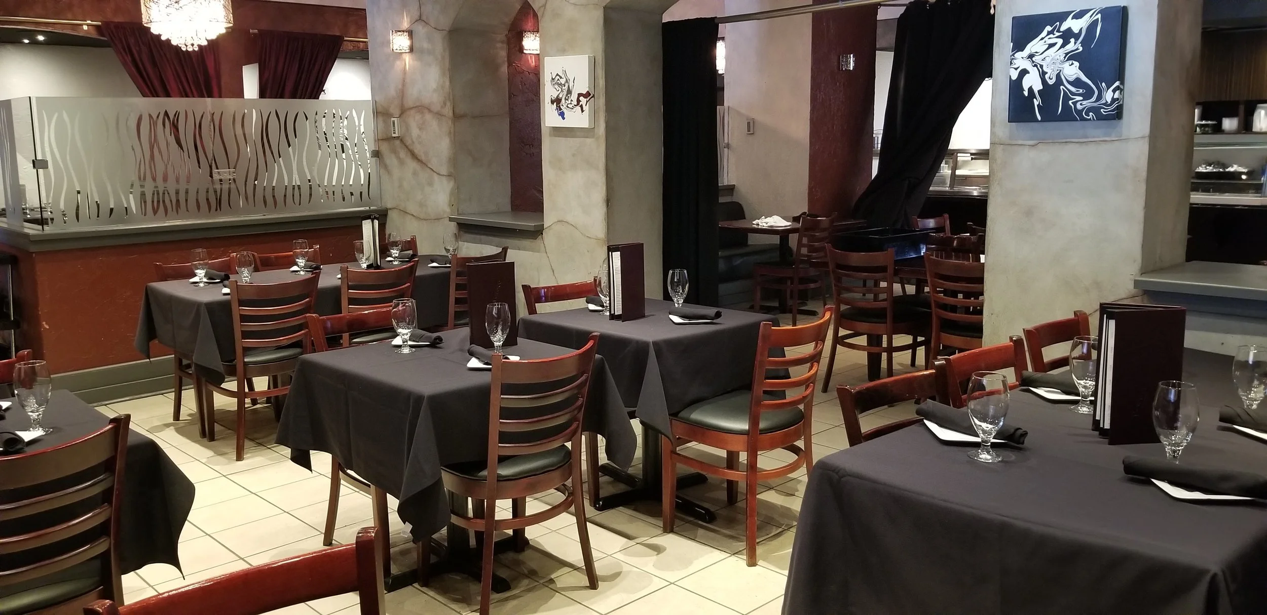 Picture of accessible standard height tables at Vagabondo