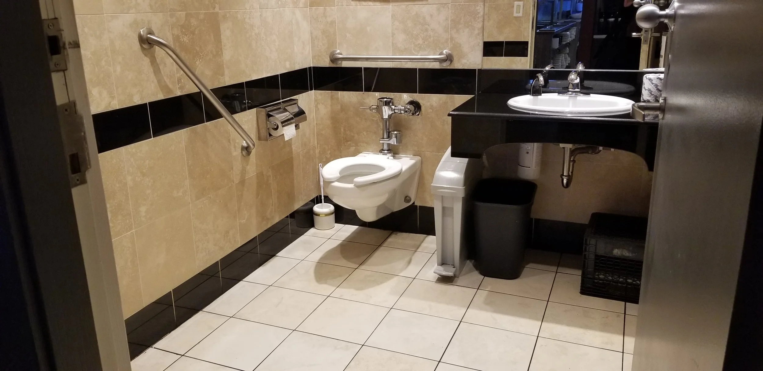 Picture of accessible washroom at Vagabondo