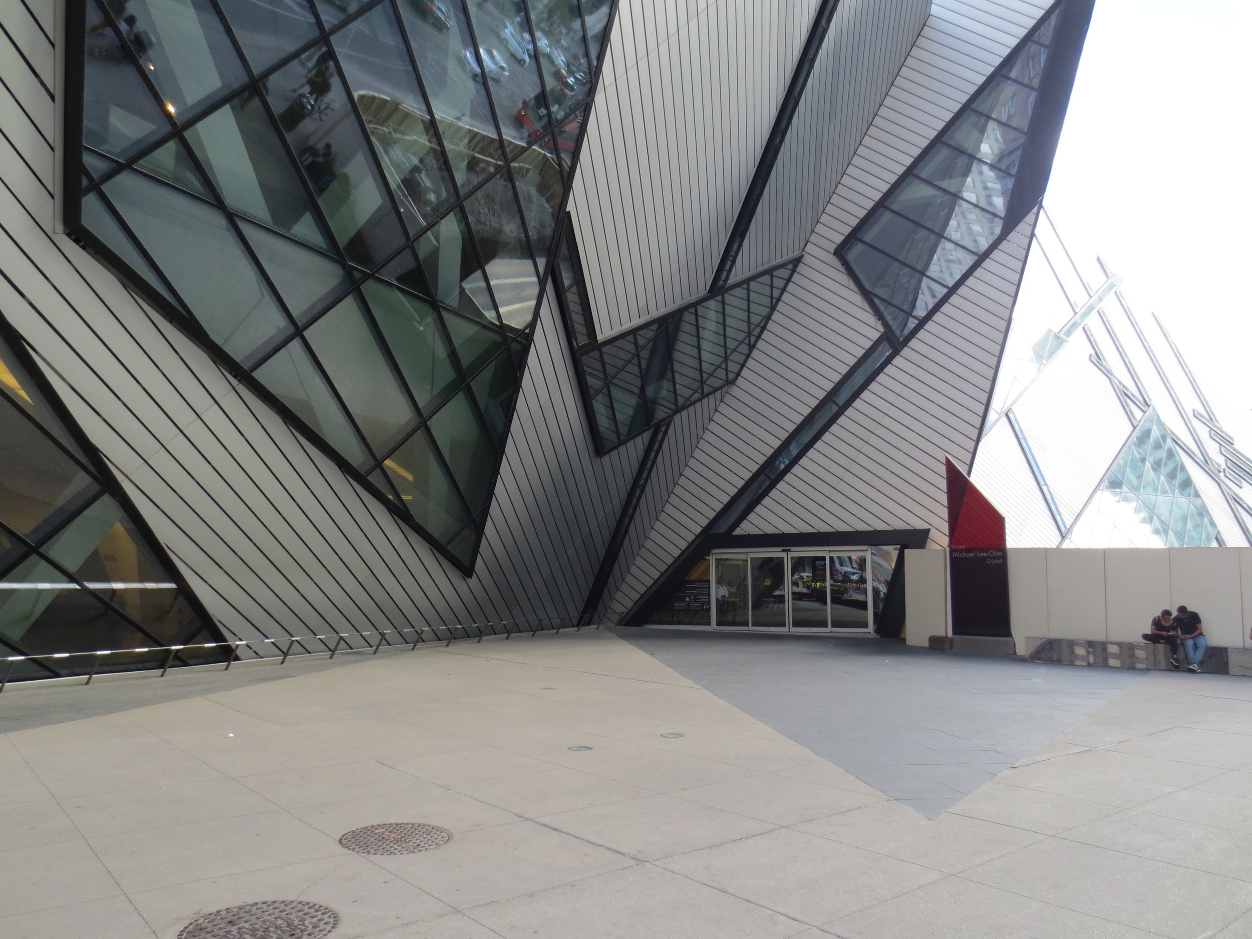 Picture of the main accessible entrance of the Royal Ontario Museum
