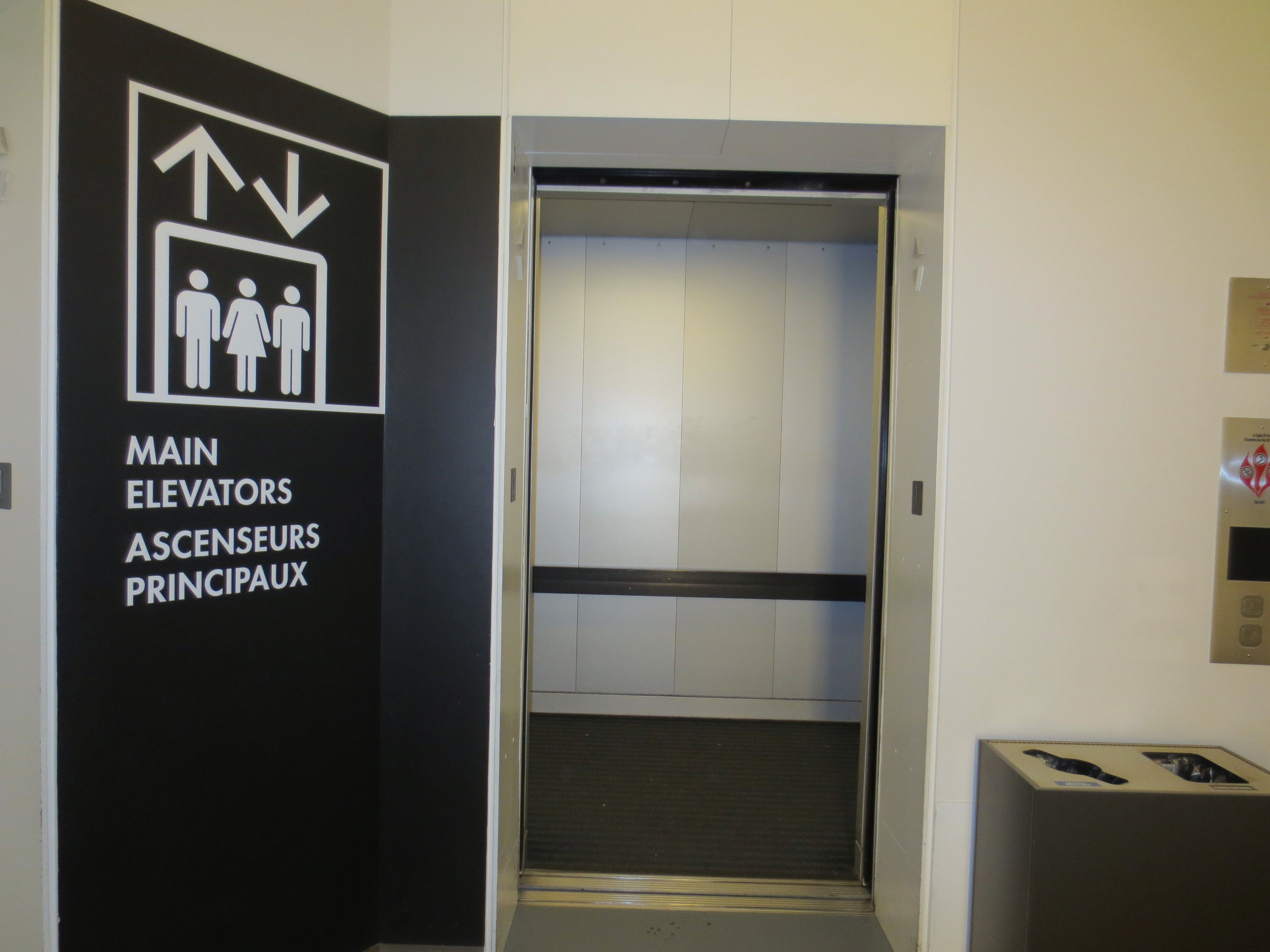 Picture of main elevator in the Royal Ontario Museum