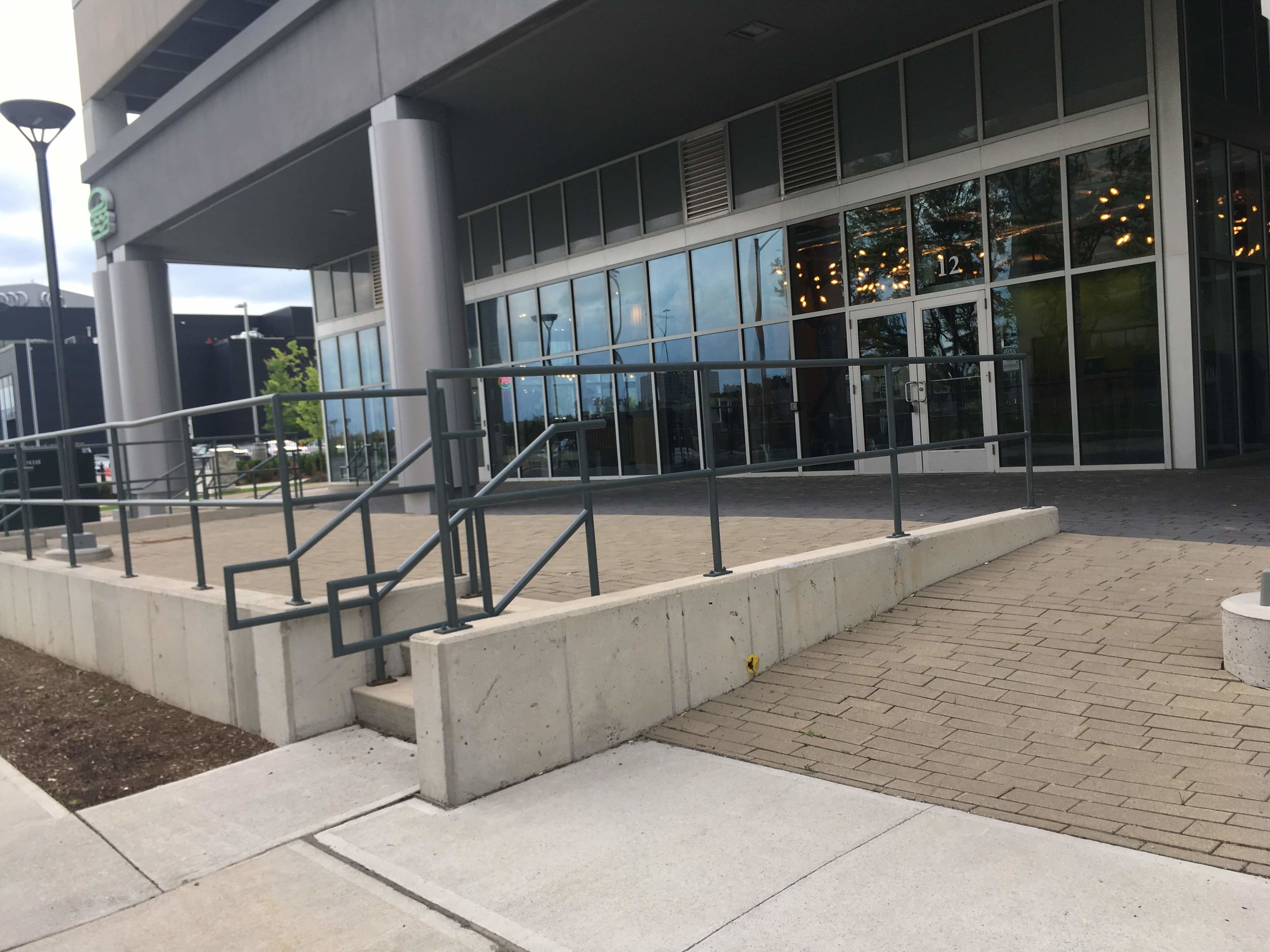 Picture of slope in front of entrance of Burgers Park