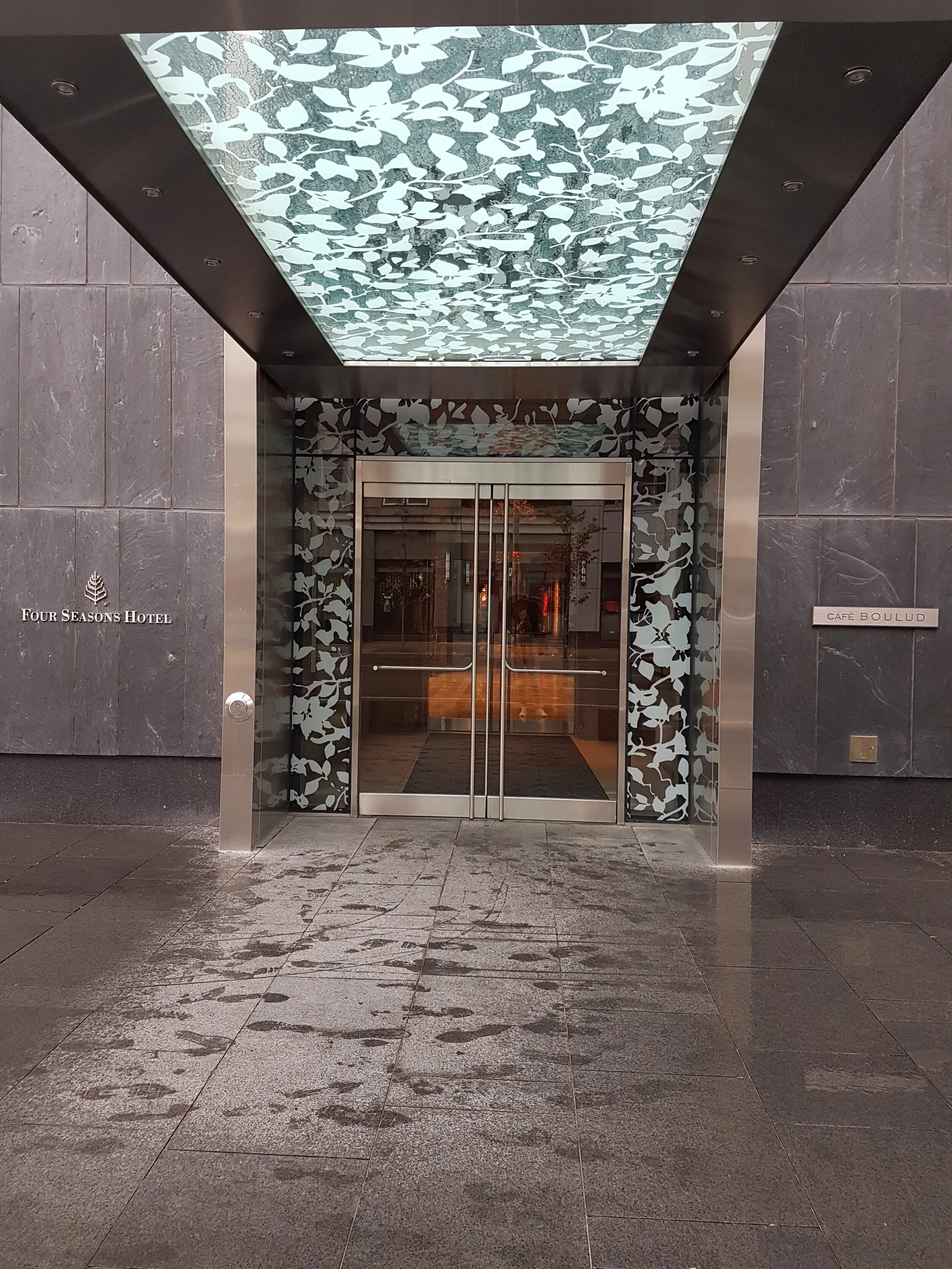 Picture of the accessible main entrance of the Four Seasons Hotel and Cafe Boulud