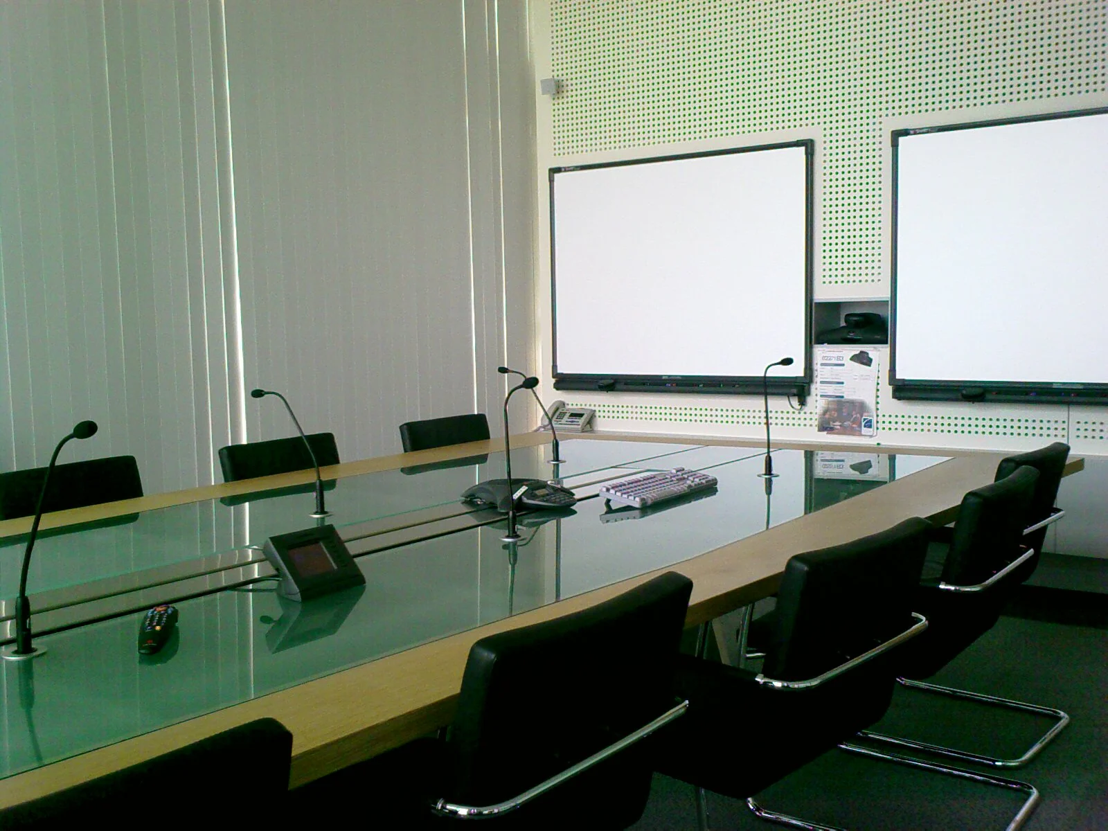 Vergaderzaal met VC en smartboards