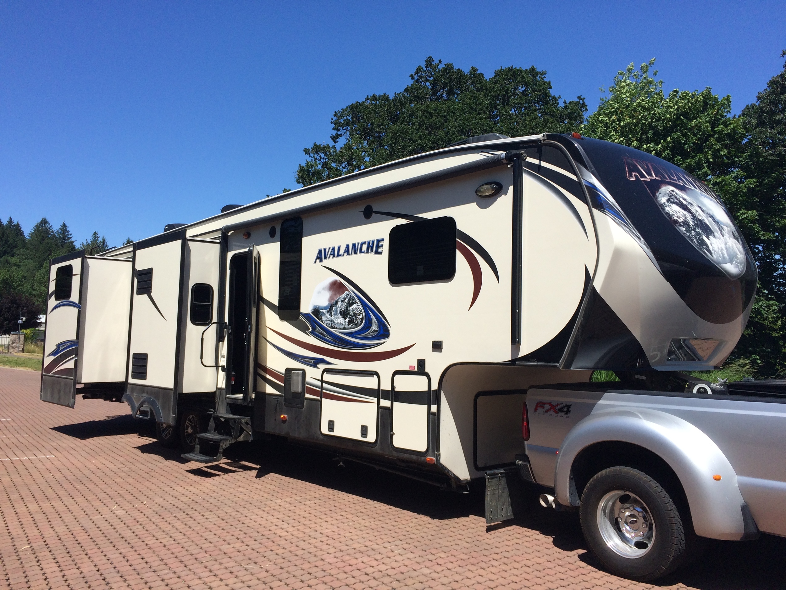Equipment Added: 4x SF160s (640W of Solar) 1x Roof Box 1x SunRunner Signature MPPT 40