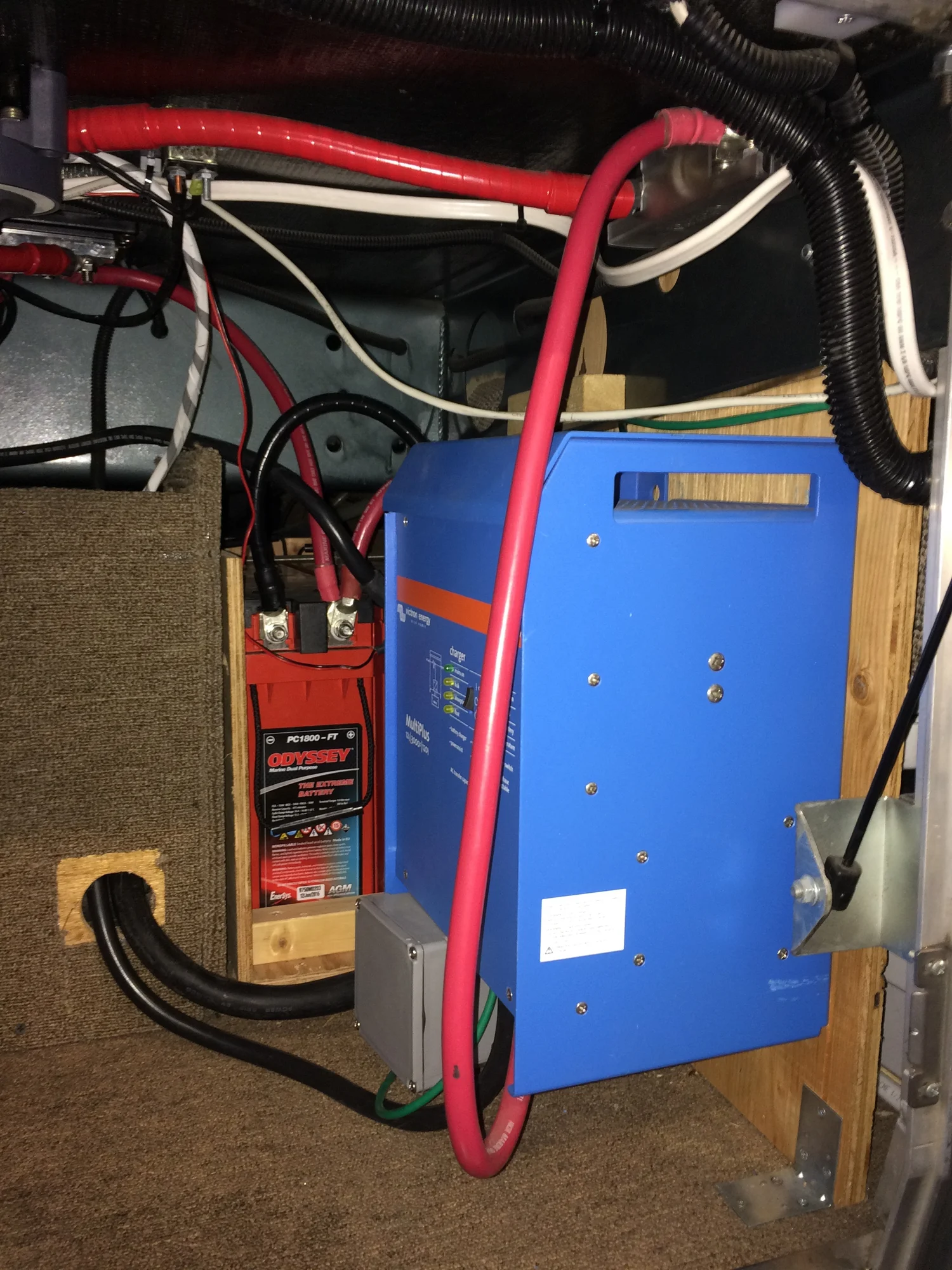 00 Safari Serengeti Victron Inverter Solar Charger