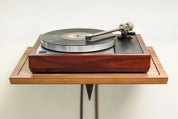 Isoblue 60 Series Wall Shelf with Linn LP12