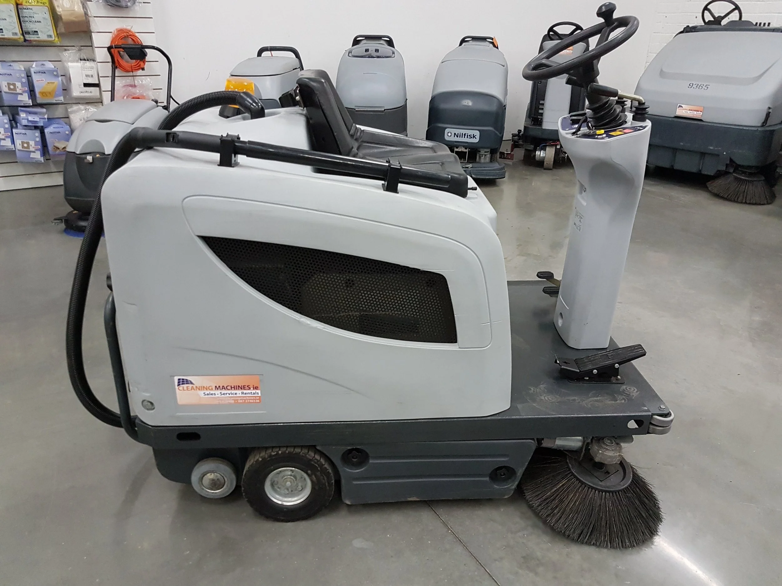 Nilfisk SR1101 Rider Sweeper