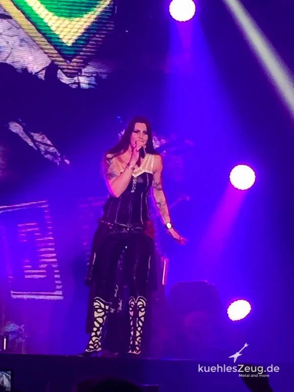 Endlose Formen (wunderschön), böse Elfen (leuchtend blau) – Nightwish, Arch Enemy und Amorphis im Dreiklang 